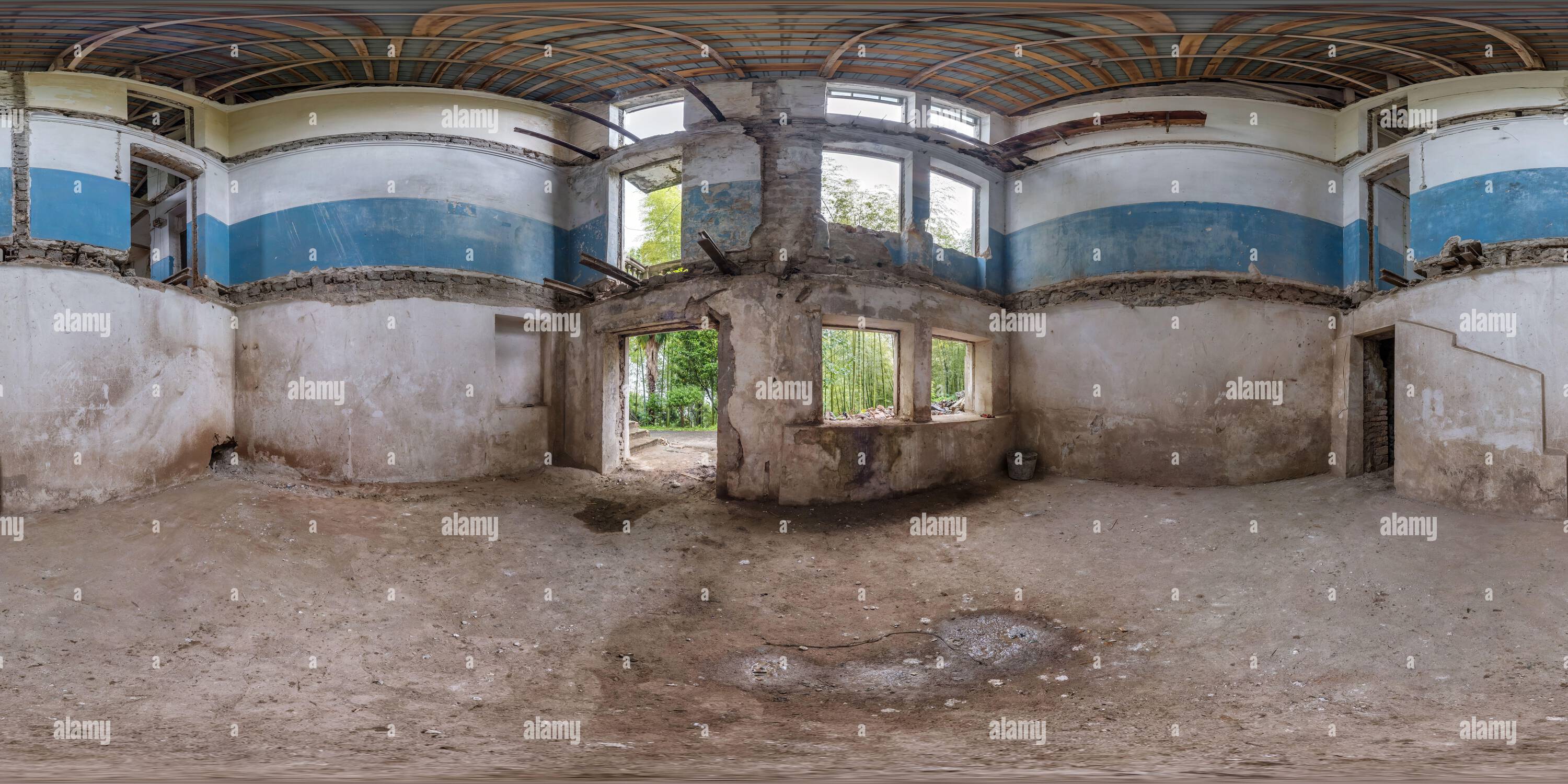 360 Grad Panorama Ansicht von 360 hdri Panorama in verlassenen leeren Betonräumen oder unfertigen dreistöckigen Gebäude mit gesägten Decken und Trennwänden in voller nahtloser Kugellandschaft