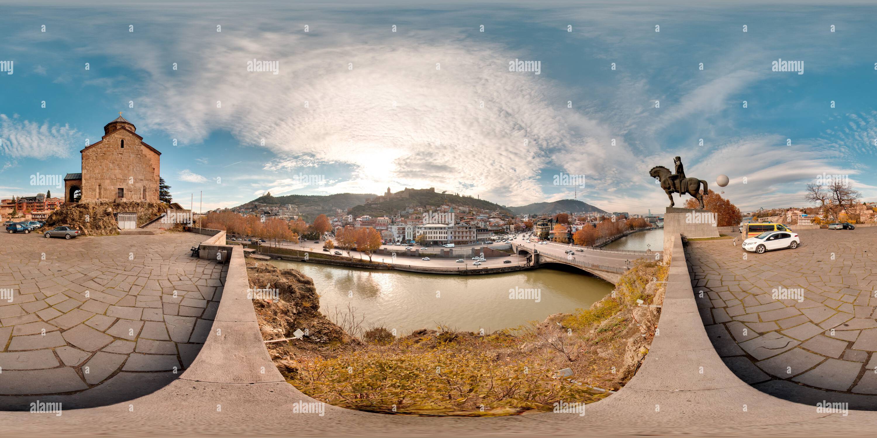 360 Grad Panorama Ansicht von Tiflis, Georgien - 2021: Stadtzentrum von Tiflis. Kura-Brücke. Blauer Himmel. Sommer. 3D kugelförmiges Panorama mit 360 Betrachtungswinkel. Bereit für die virtuelle Realität