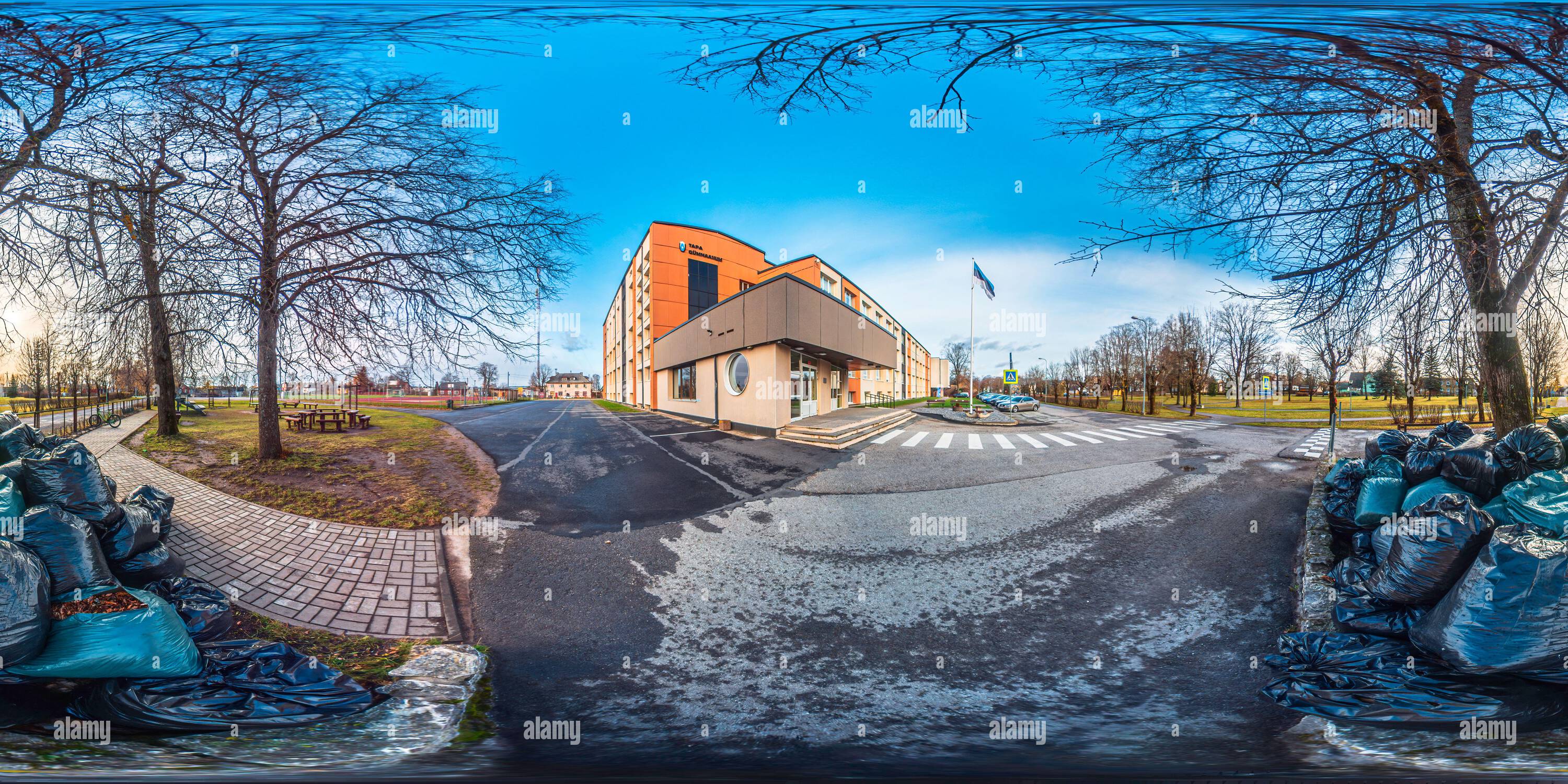 360 Grad Panorama Ansicht von Ein modernes Schulgebäude und ein Stadion nach Niederschlägen im Herbst