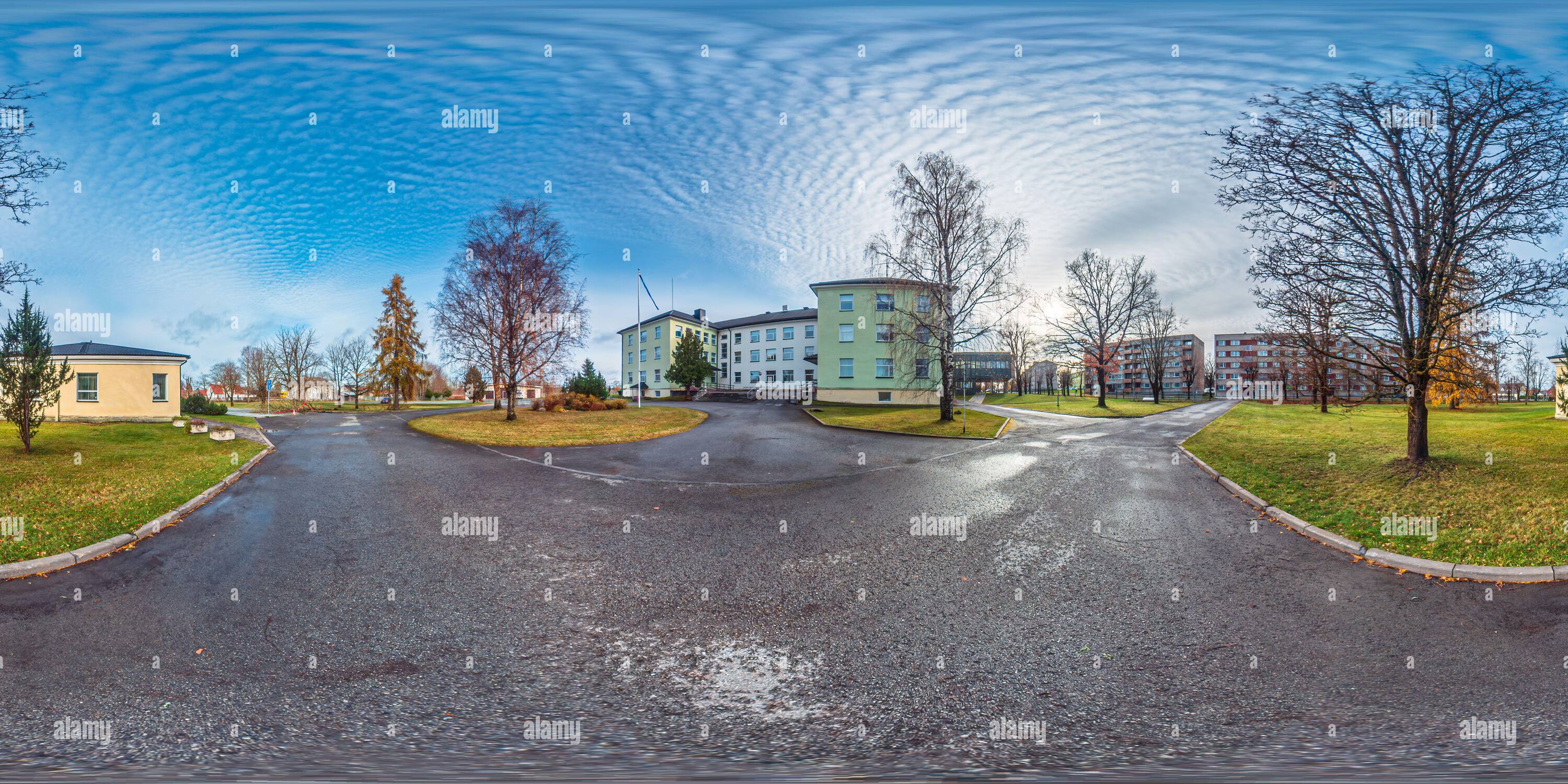 360 Grad Panorama Ansicht von Herbstansicht vor einem Krankenhaus in einer kleinen Stadt in Estland