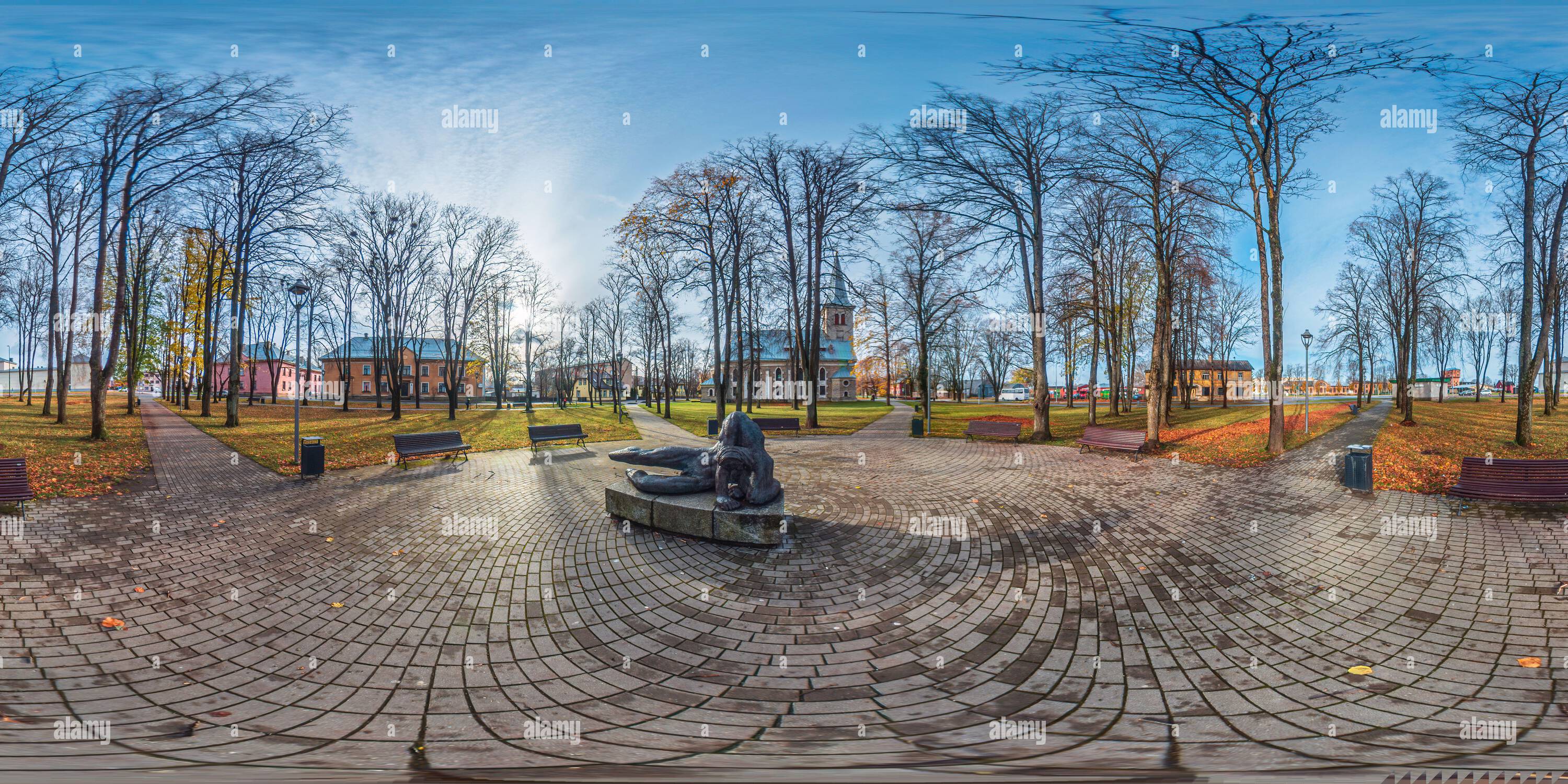 360 Grad Panorama Ansicht von Panoramablick auf einen Herbstpark mit blauem Himmel, blauem Himmel, Bänken und einer Statue