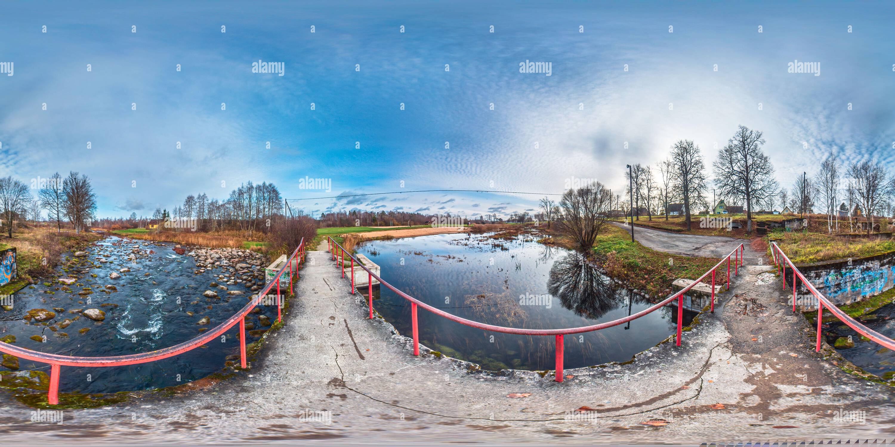 360 Grad Panorama Ansicht von Blick von einer kleinen kaputten Brücke neben einem Badeplatz im Herbst