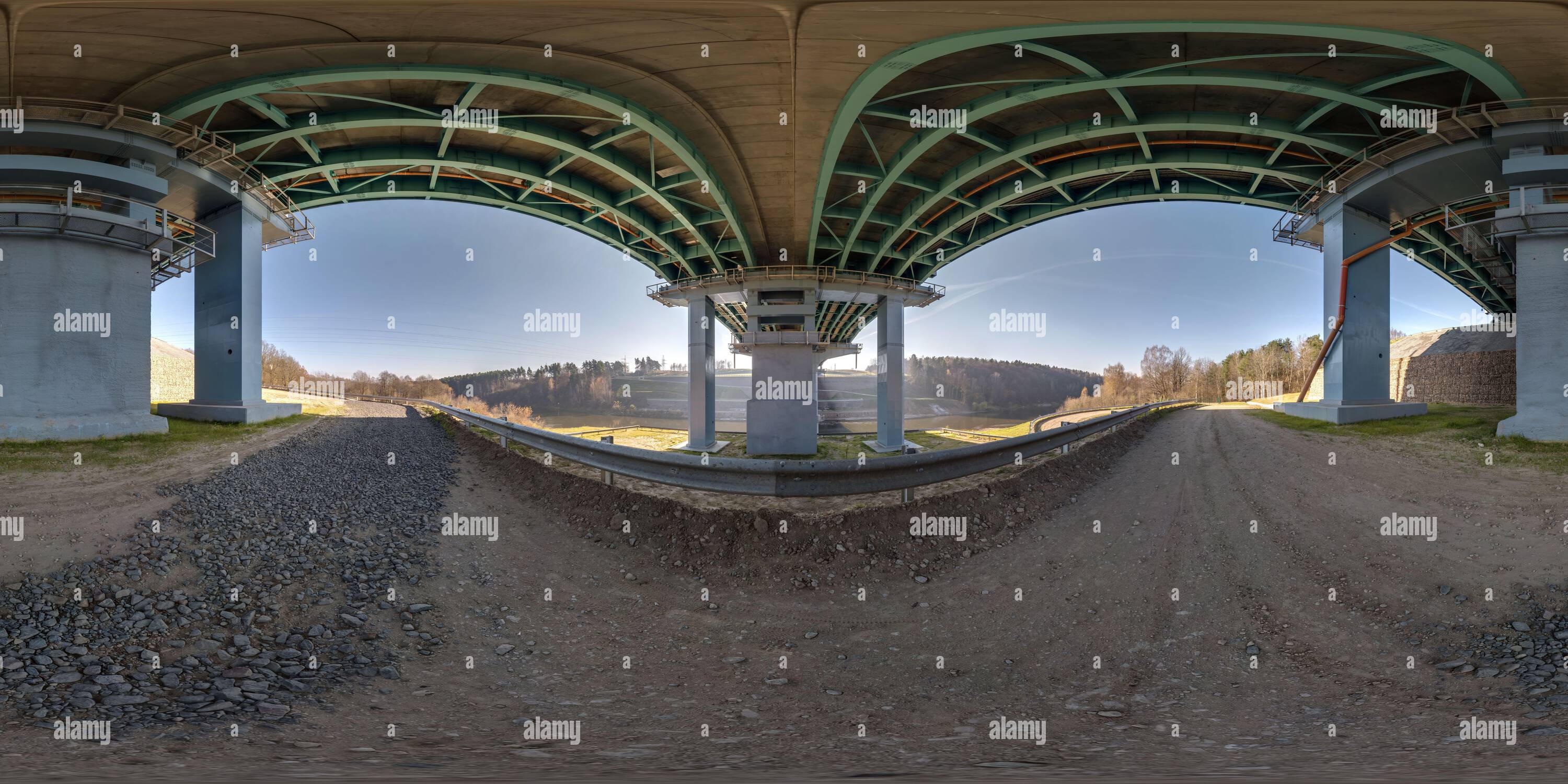 360 Grad Panorama Ansicht von Full hdri 360 Panorama unter Stahlrahmen Konstruktion einer riesigen Autobrücke über den Fluss in nahtloser sphärischer, gleicheckiger Projektion. VR AR-Kontakt