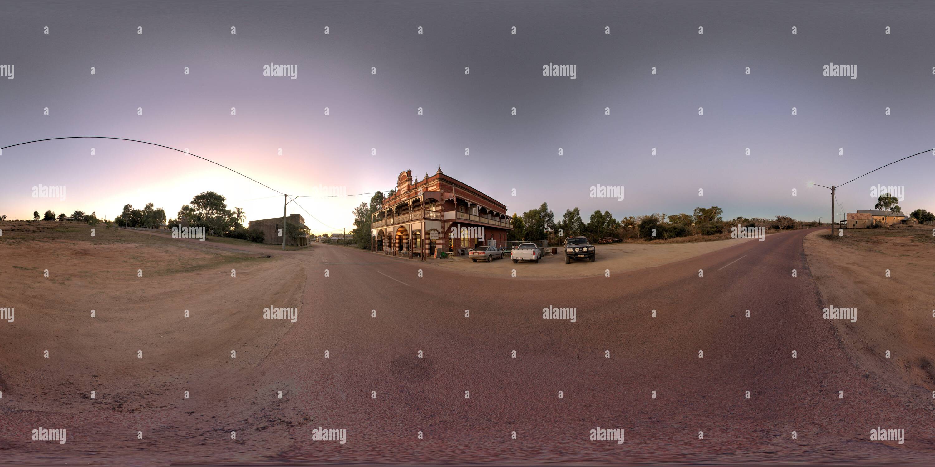 360 Grad Panorama Ansicht von Sonnenuntergang über dem Imperial Hotel in der Goldgräberstadt Ravenswood Queensland Australia