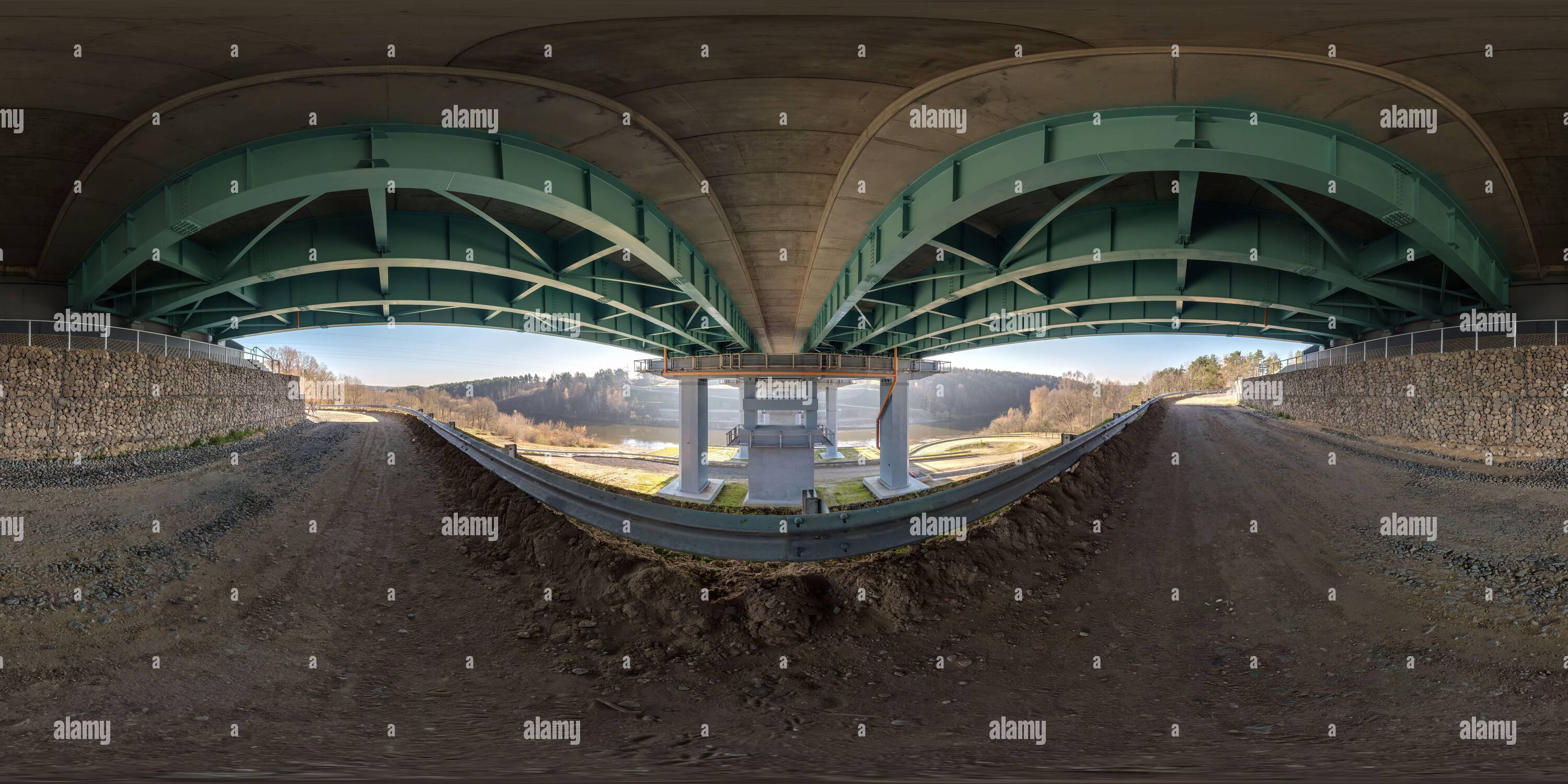 360 Grad Panorama Ansicht von Full hdri 360 Panorama unter Stahlrahmen Konstruktion einer riesigen Autobrücke über den Fluss in nahtloser sphärischer, gleicheckiger Projektion. VR AR-Kontakt