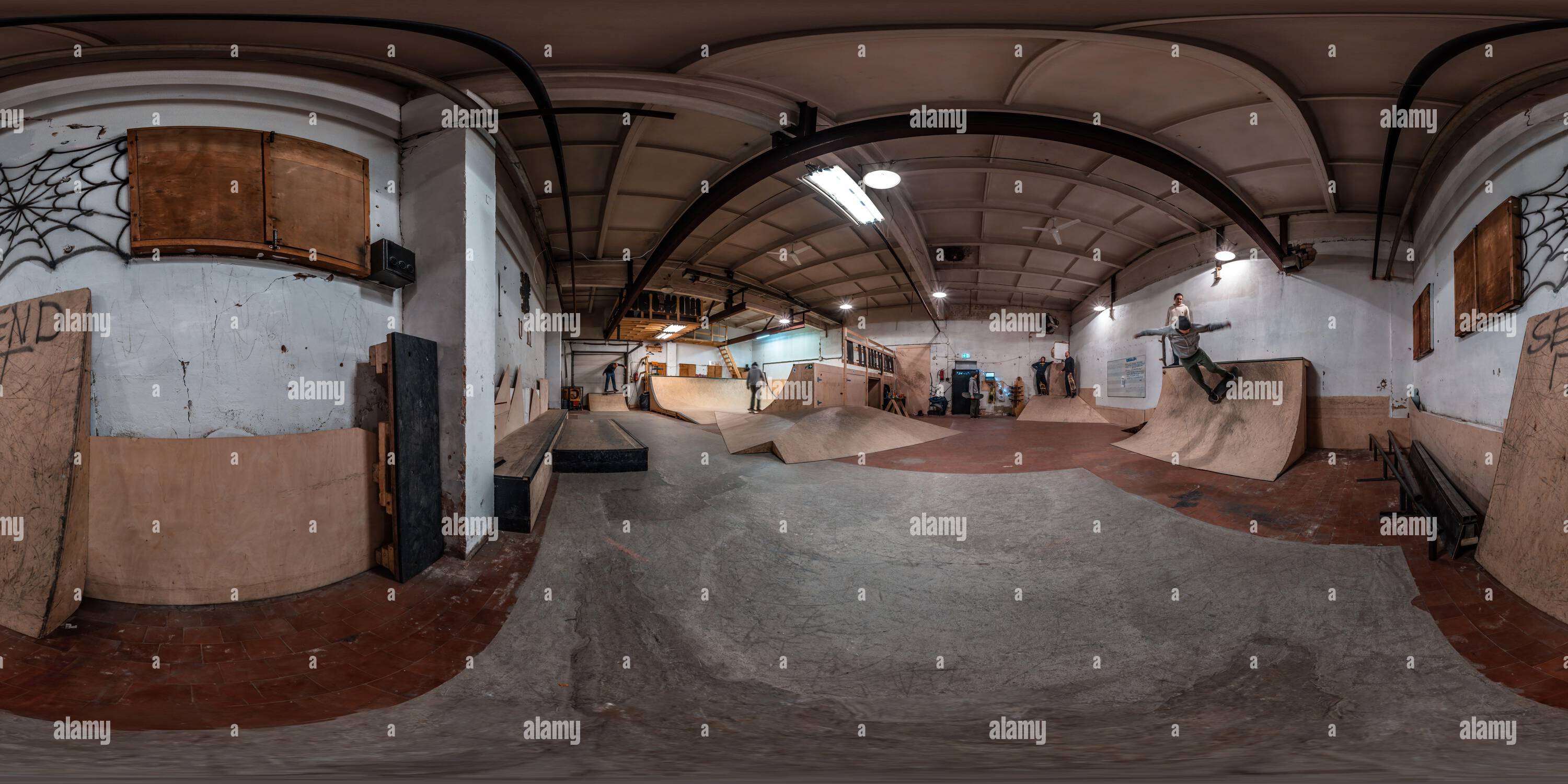 360 Grad Panorama Ansicht von 360-Grad-Bild eines Skateparks in einem alten Industriegebäude