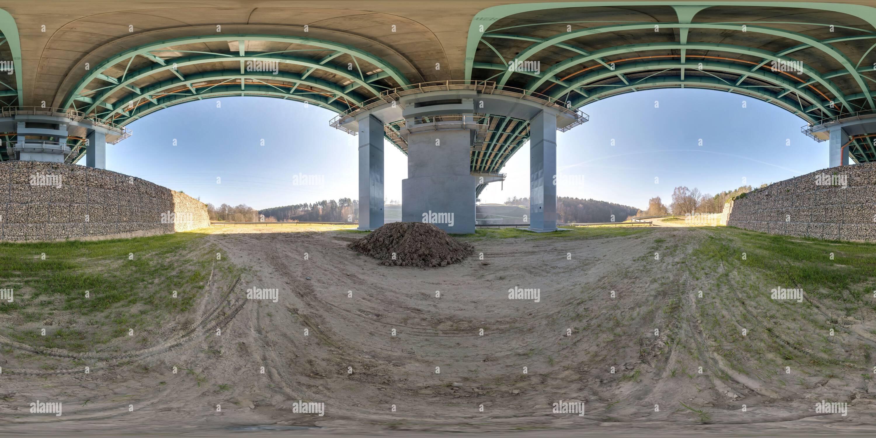 360 Grad Panorama Ansicht von Full hdri 360 Panorama unter Stahlrahmen Konstruktion einer riesigen Autobrücke über den Fluss in nahtloser sphärischer, gleicheckiger Projektion. VR AR-Inhalte