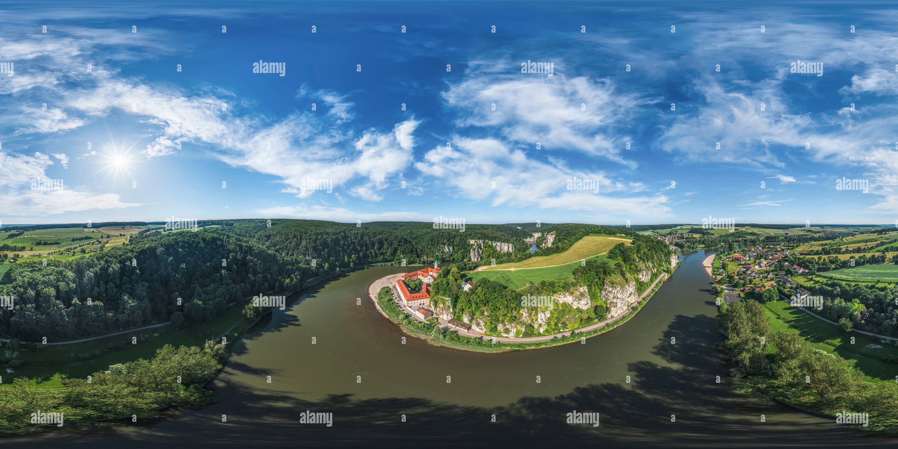 360 Grad Panorama Ansicht von 360 Grad - beeindruckende Luftaufnahme zum Donautal und zur Schlucht in der Nähe des Klosters Weltenburg