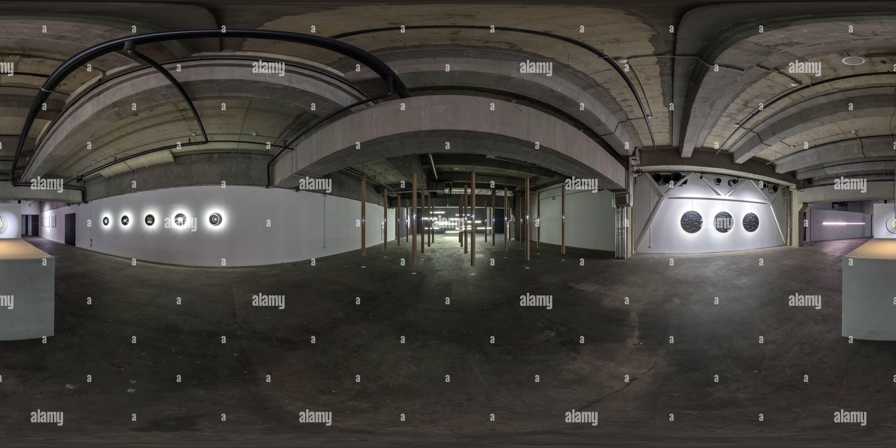 360 Grad Panorama Ansicht von MINSK, WEISSRUSSLAND - MAI 2020: Seamless spherical hdri 360 Panorama im Innenraum eines großen leeren Raumes als Lichtausstellungsgalerie zeitgenössischer Kunst in ind