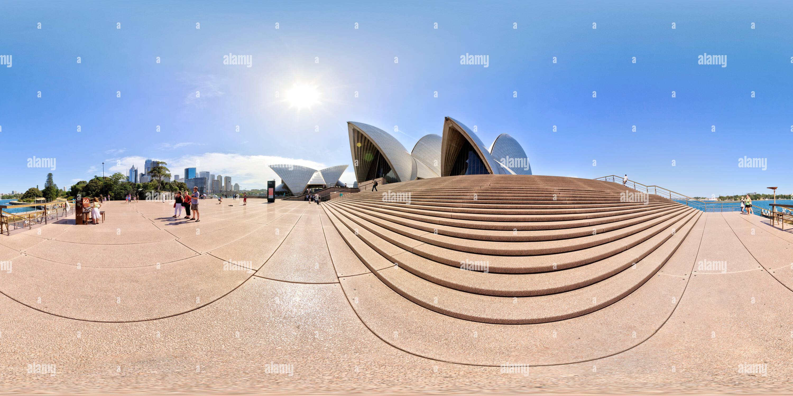 360 Grad Panorama Ansicht von Panoramablick auf das berühmte Opernhaus von Sydney und die Umgebung an einem sonnigen Tag mit klarem Himmel.