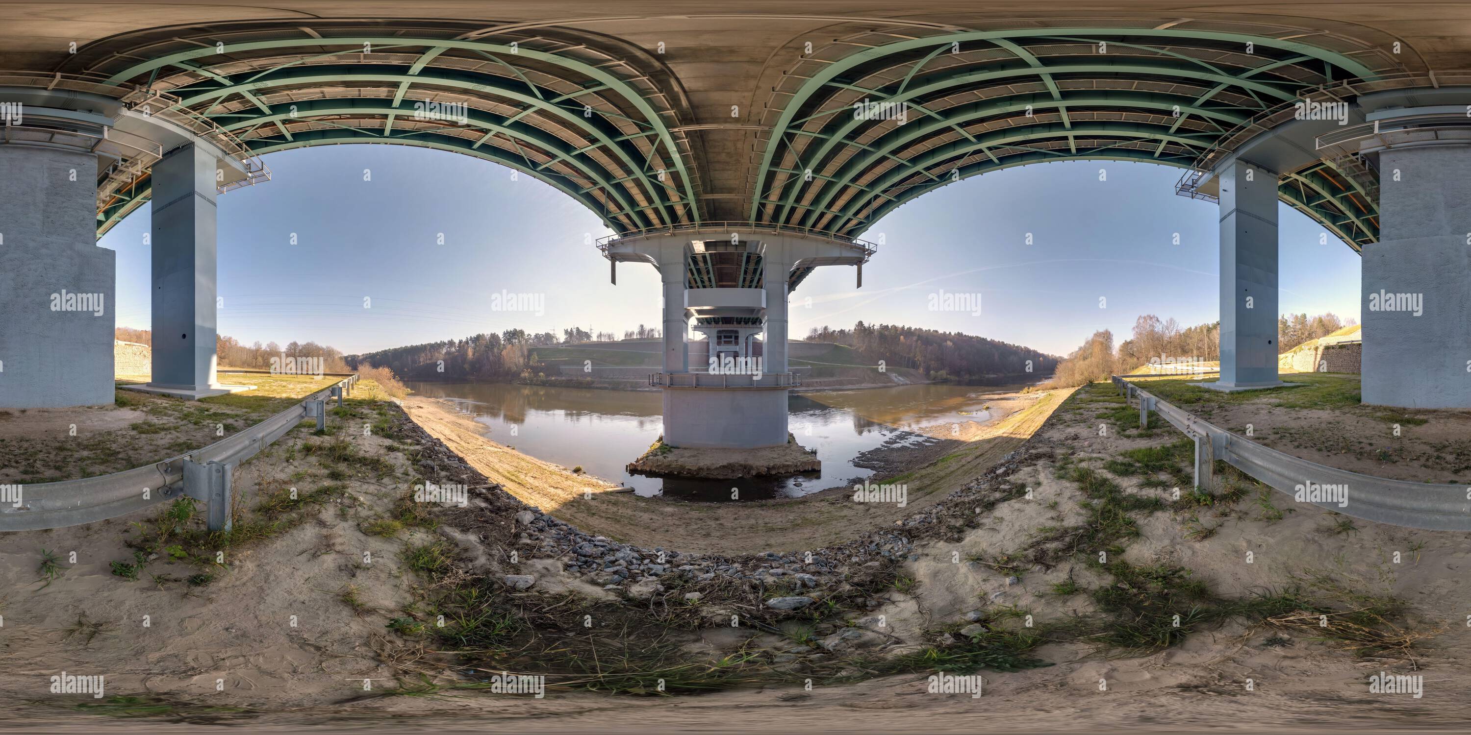 360 Grad Panorama Ansicht von Full hdr 360 Panorama unter Stahlrahmen Konstruktion einer riesigen Autobrücke über den Fluss in sphärischer, gleicheckiger Projektion. VR AR-Inhalt,