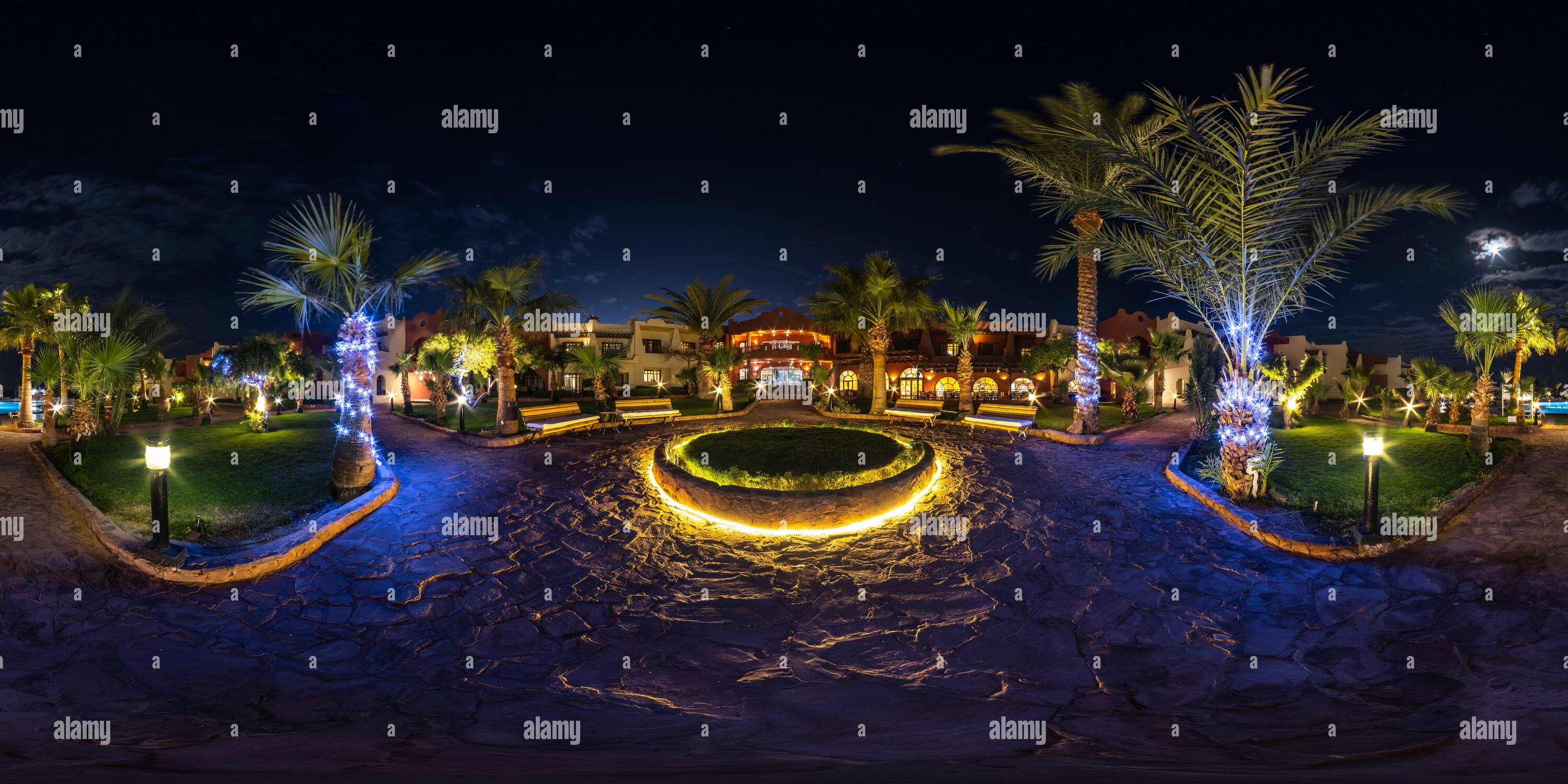 360 Grad Panorama Ansicht von Full nahtlose sphärische Nacht hdr 360 Panorama auf dem Gebiet der Elite-Hotel mit Palmen und Neonlicht in der Wüste an den Ufern des Roten Meeres in equirec