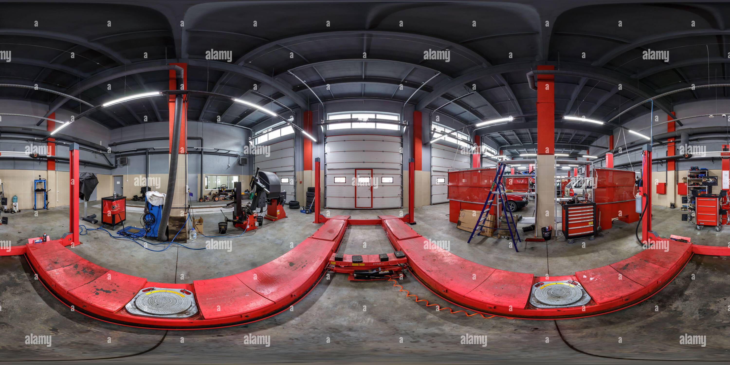 360 Grad Panorama Ansicht von Minsk, WEISSRUSSLAND - MAI 2021: Vollständige, nahtlose sphärische hdr 360-Panoramaansicht in der Tankstelle des Autos und Unfallrettung in äquivalrechteckigen Projekten
