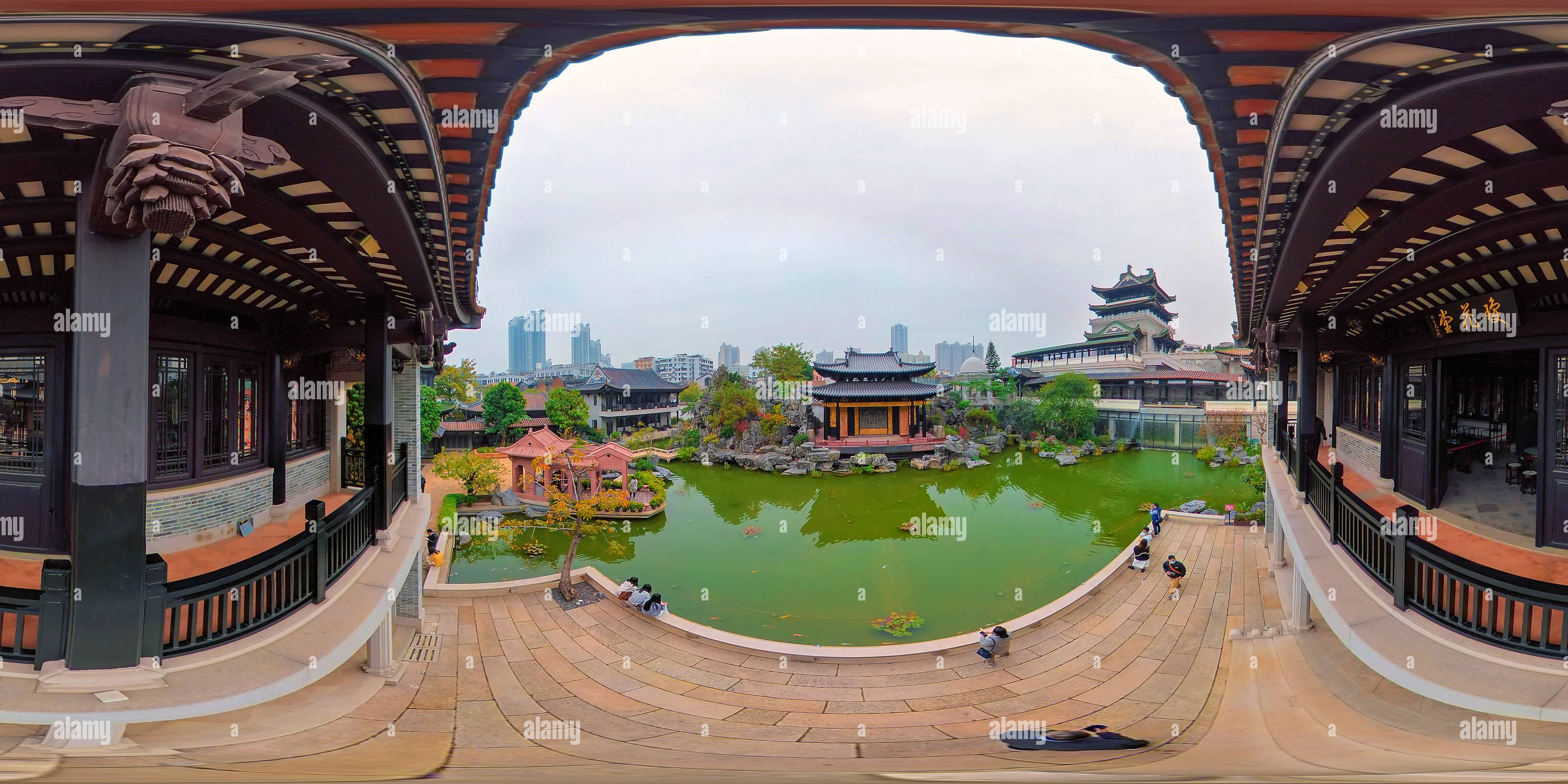 360 Grad Panorama Ansicht von Blick auf die Gartenarchitektur und die Bühne des Kantonesischen Opernmuseums Guangzhou