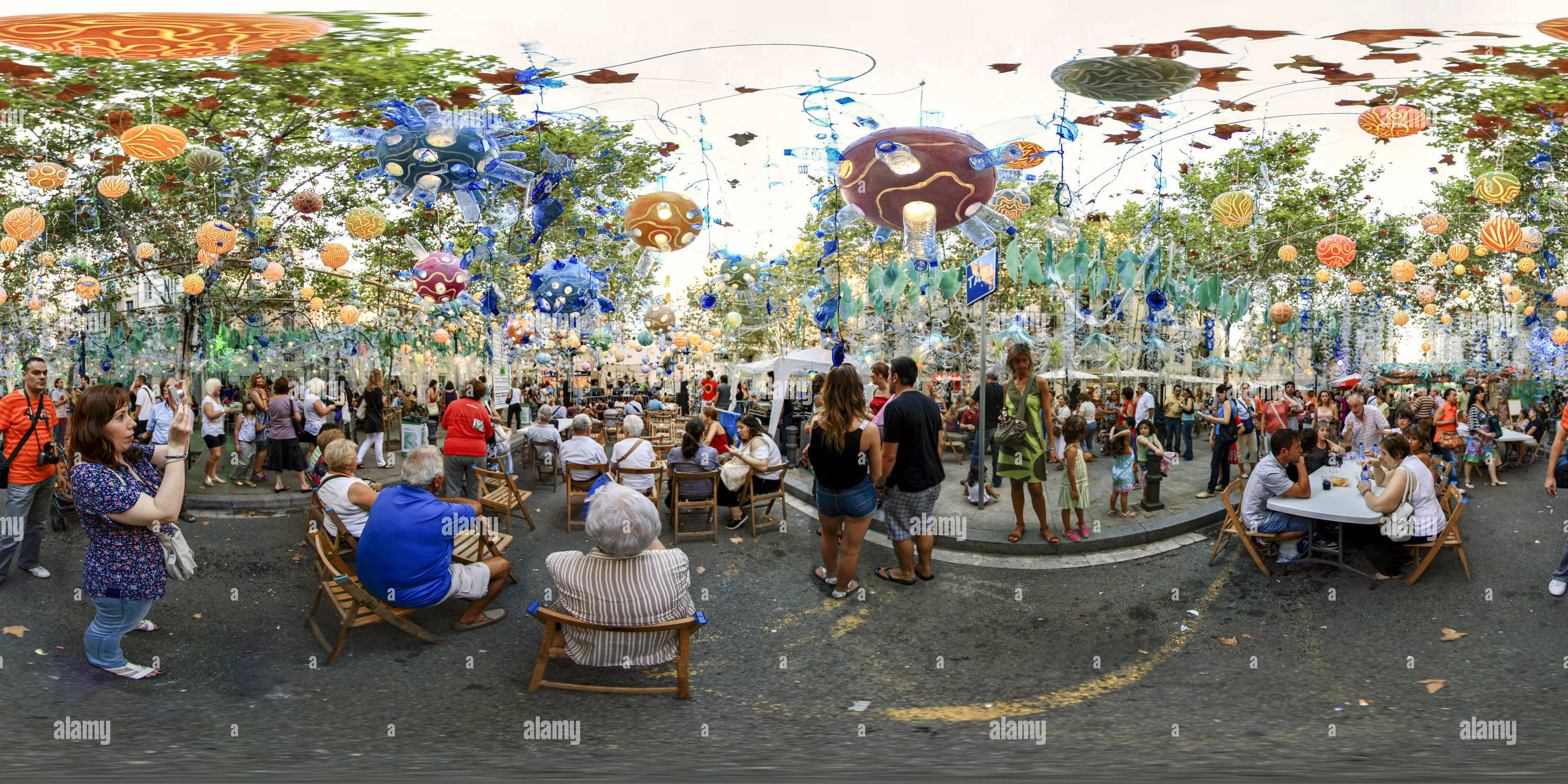 360 Grad Panorama Ansicht von Dekoration der Plaza Rovira in der Festa Major de Gracia, Barcelona Stadt