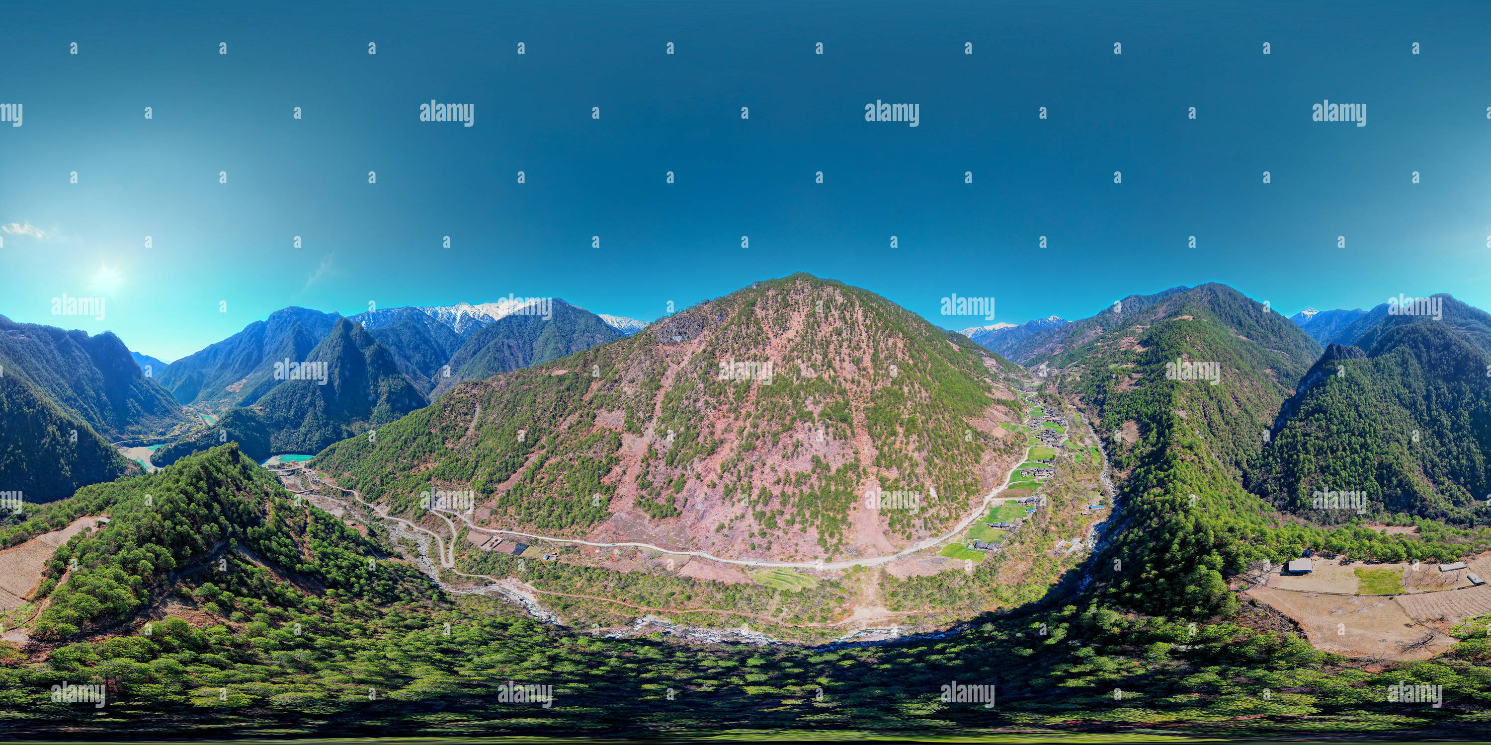 360 Grad Panorama Ansicht von Qiunatong , ein kleines Dorf, versteckt in einem ravine秋那桶，藏在深谷里的小村落