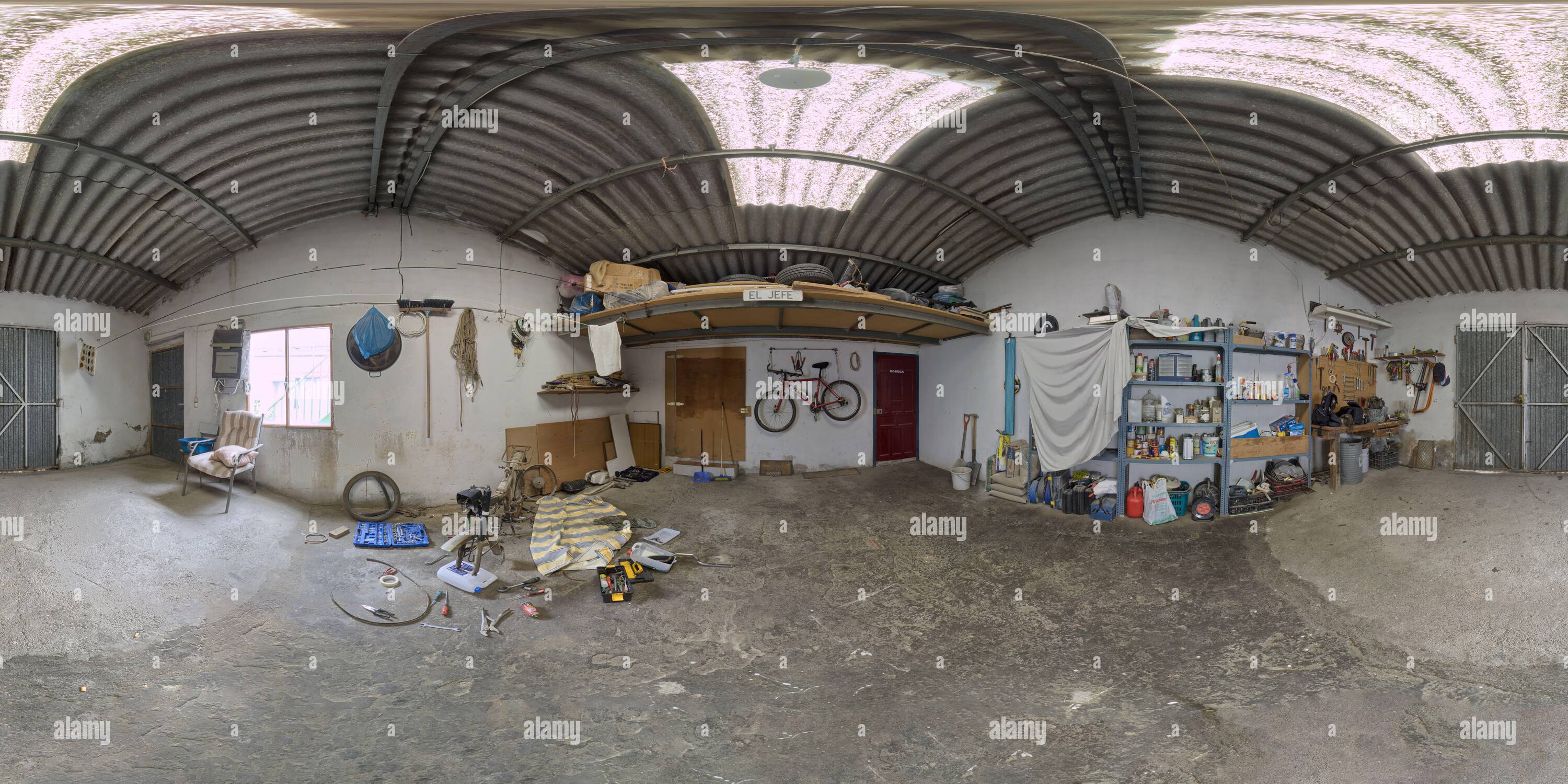 360 Grad Panorama Ansicht von 360-Grad-Panoramabild einer Garage mit zerlegtem Motorrad zur Befestigung.