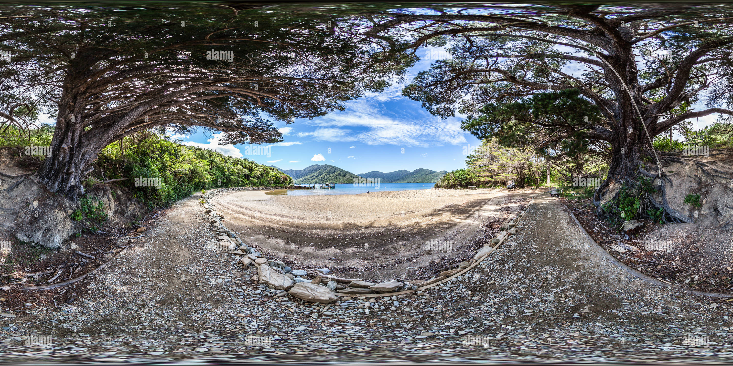 360 Grad Panorama Ansicht von Folgen Sie dem Strand von Camp Bay - Endeavour Inlet - Queen Charlotte Sound - Marlborough - Neuseeland - Ozeanien