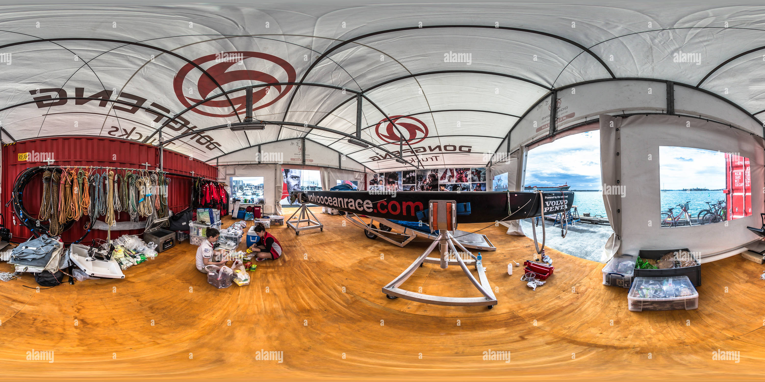 360 Grad Panorama Ansicht von Organisation von Offshore-Lieferungen für das Dongfeng Race Team in der Equipment Zone - Volvo Ocean Race 2015 Auckland Stopover - Neuseeland