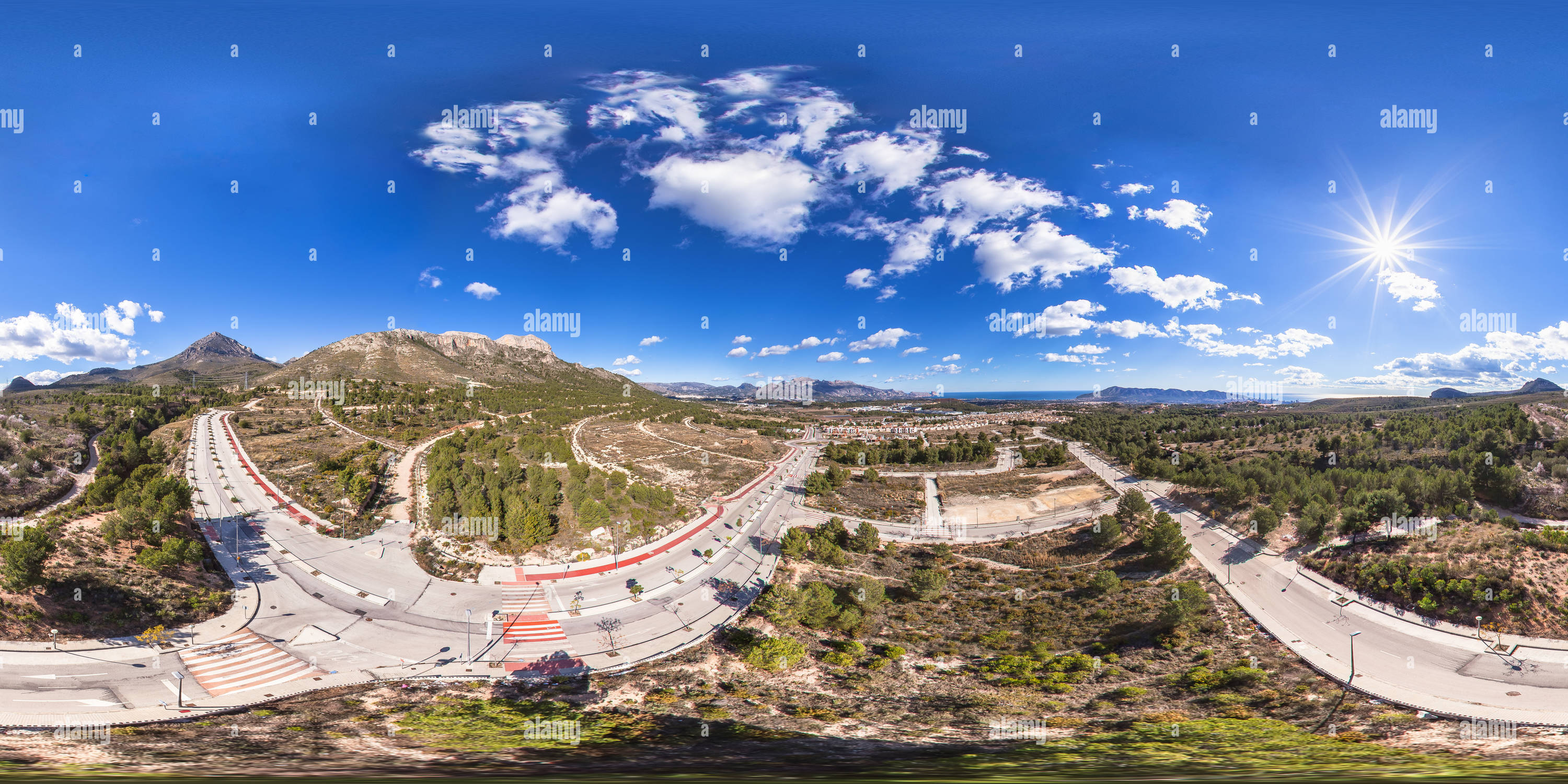 360 Grad Panorama Ansicht von Scheitern der Wohnungsentwicklung aufgrund einer schweren Wirtschaftskrise. La Nucia, Costa Blanca - Spanien