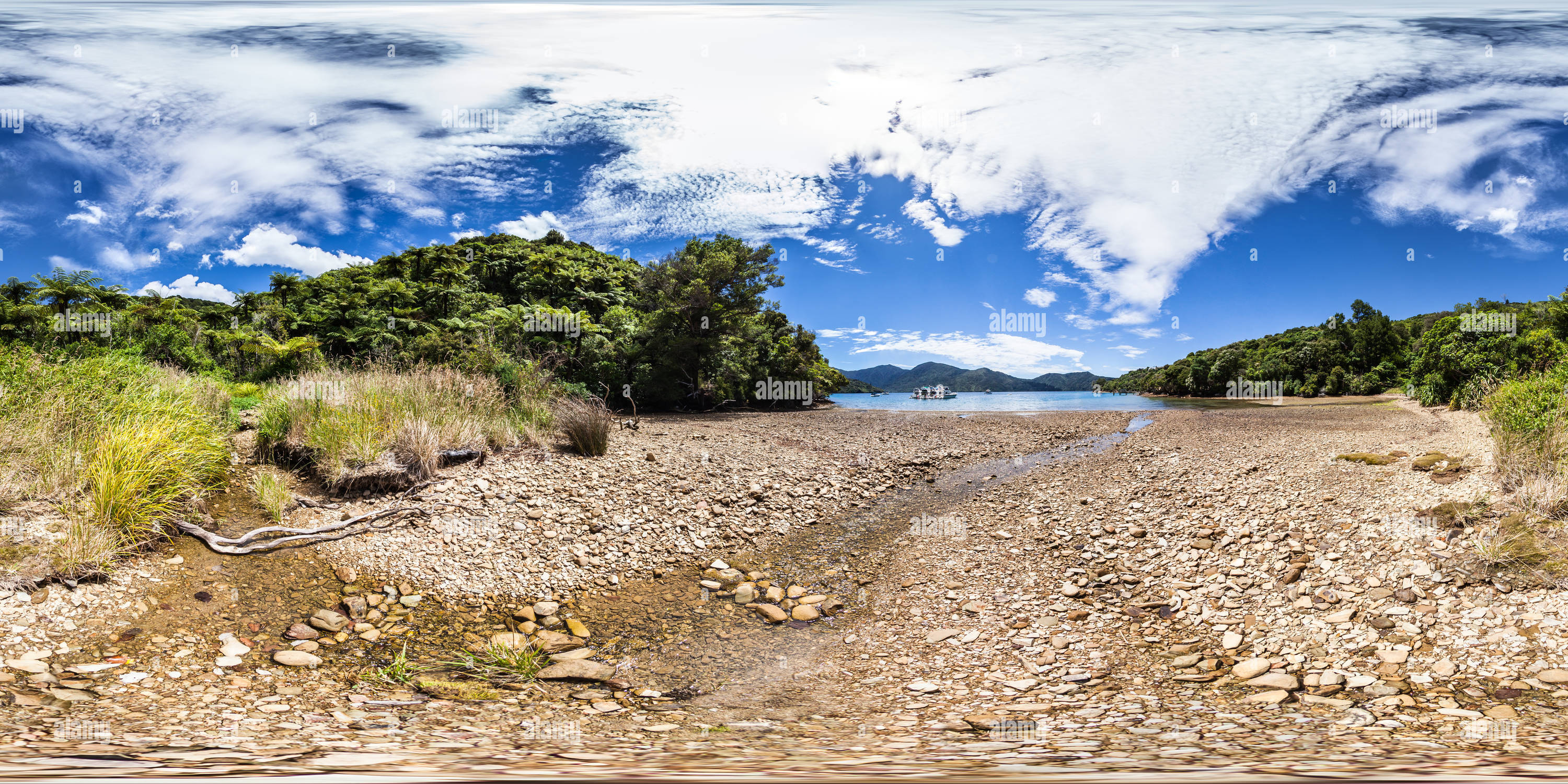 360 Grad Panorama Ansicht von Small Creek on the Beach at Camp Bay - Endeavour Inlet - Queen Charlotte Sound - Marlborough - Neuseeland - Ozeanien