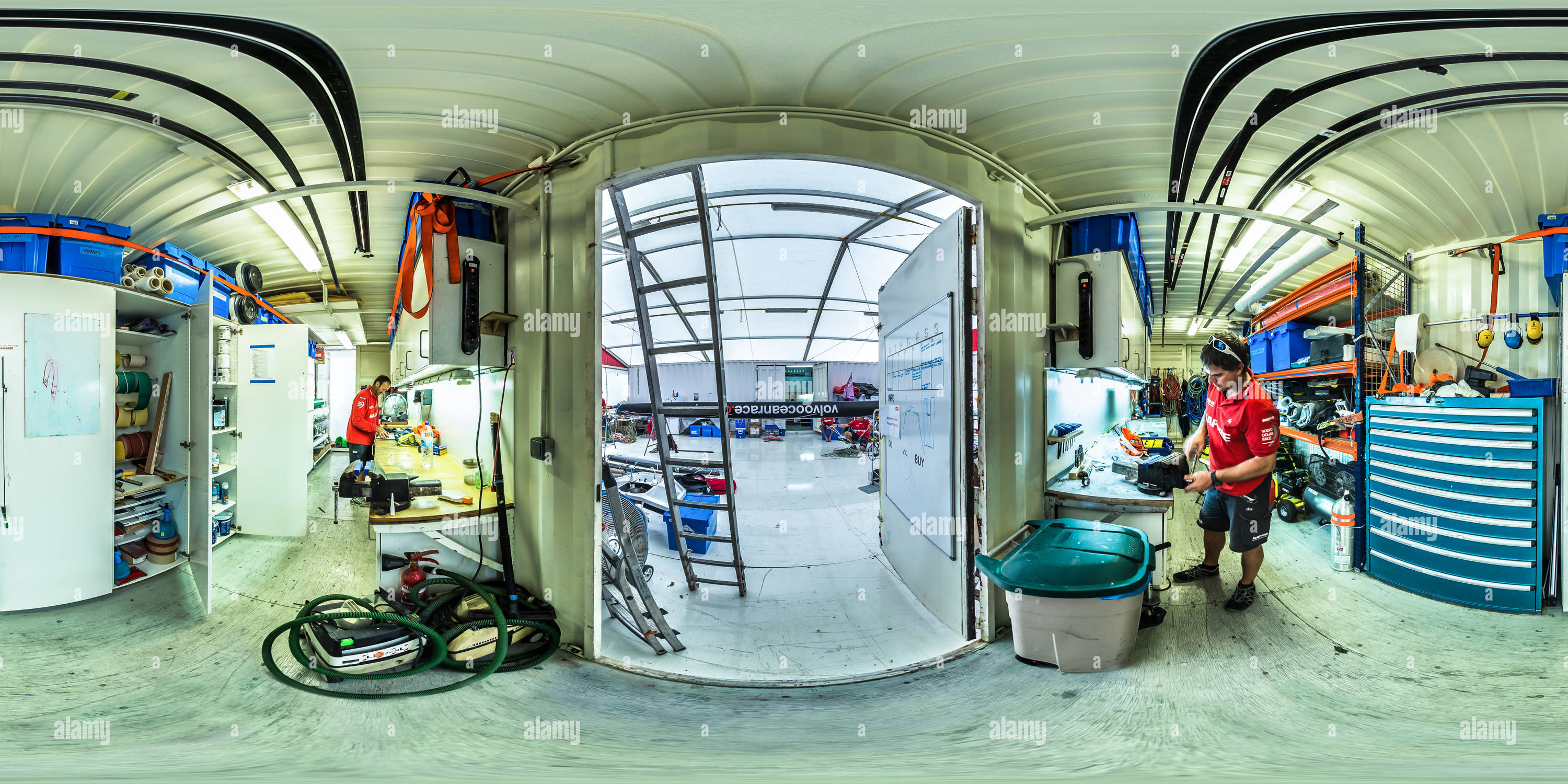 360 Grad Panorama Ansicht von Santiago Pablos - Systeme an Bord - Gonzalo Fdez de Velasco - Nervio - Bootsbauer - Team MAPFRE - Volvo Ocean Race 2015 Auckland Stopover - Neuseeland