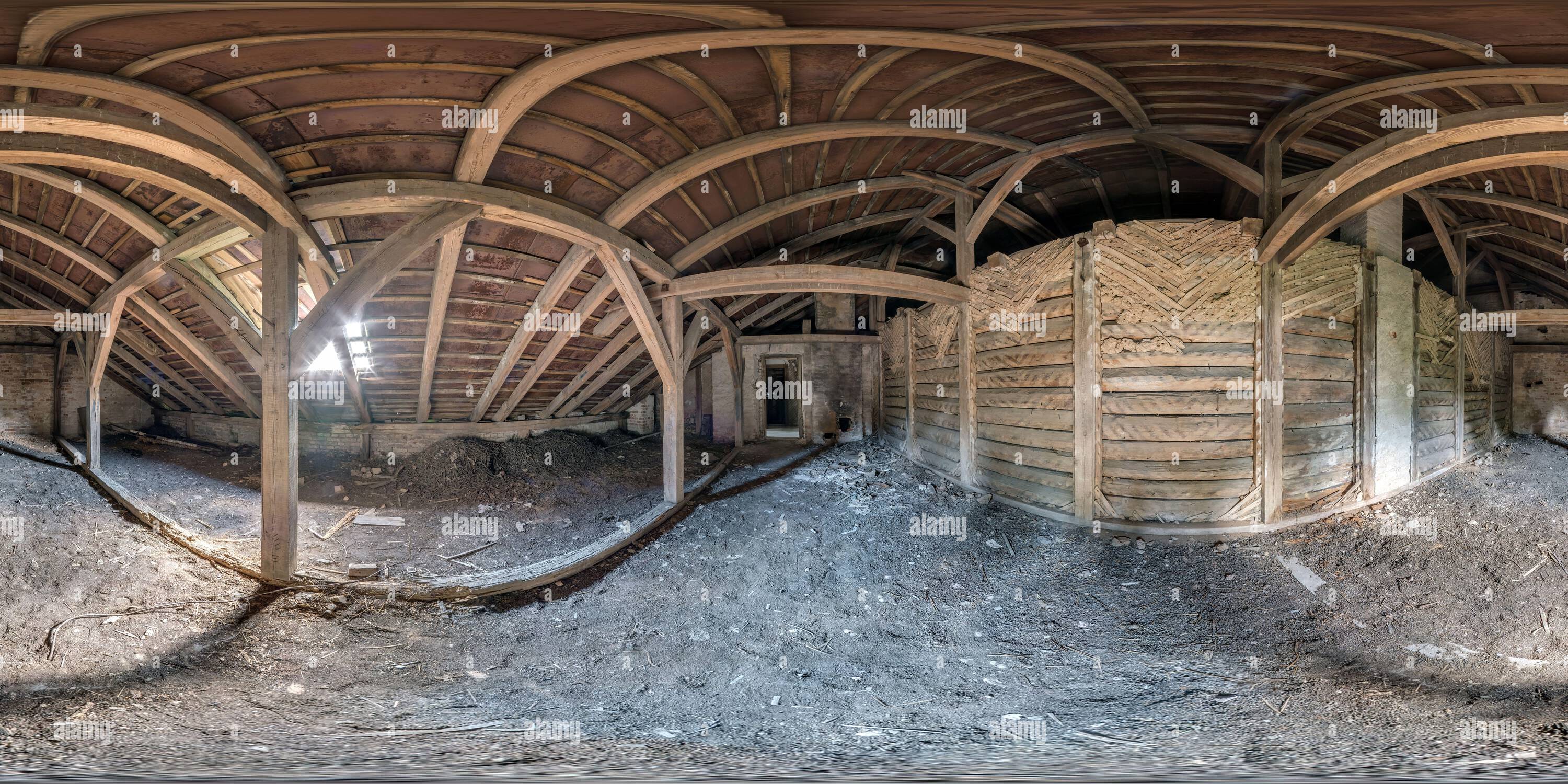 360 Grad Panorama Ansicht von 360 hdr-Panorama im verlassenen verfallenen hölzernen Hangar oder Raum mit Säulen oder altem Gebäude. Full nahtloses spherical hdri Panorama in equirec