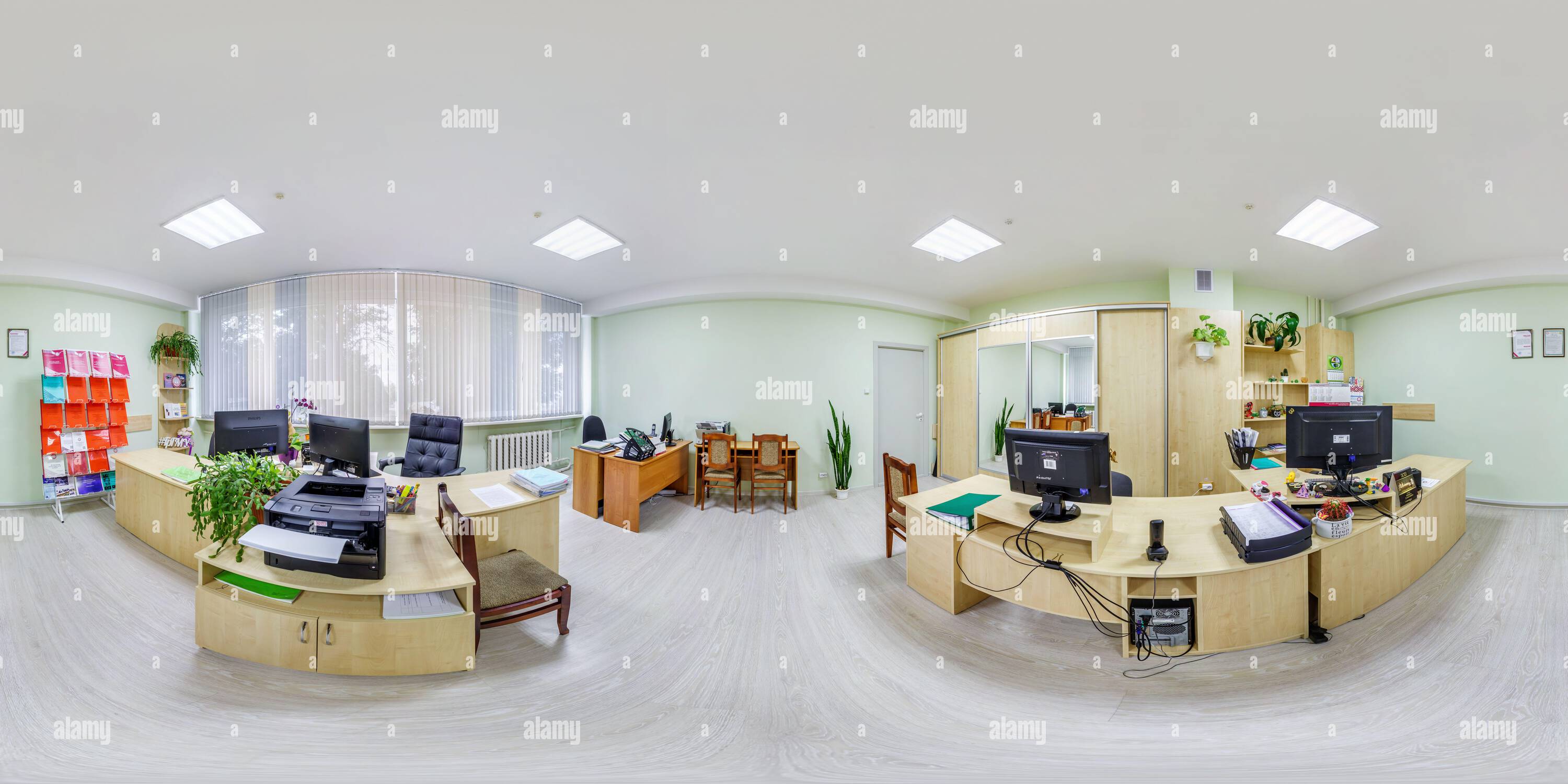 360 Grad Panorama Ansicht von MINSK, WEISSRUSSLAND - OKTOBER, 2021: Full seamless spherical hdri 360 Panorama in interior work room in modern Coworking Office in equiprechteckig project
