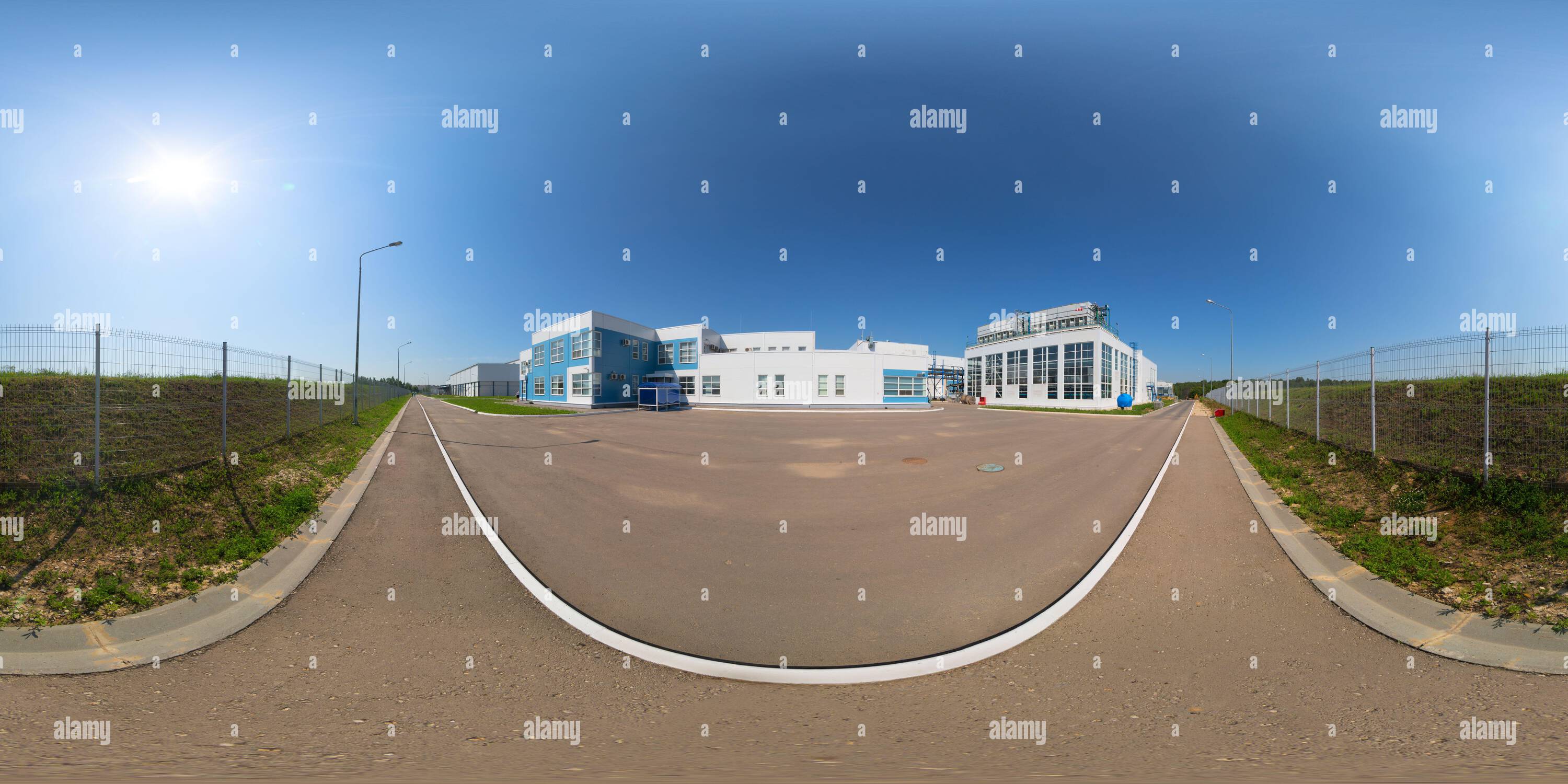 360 Grad Panorama Ansicht von Nahtloses, kugelförmiges 360-Grad-Panorama in einer gleicheckigen Projektion des Industriebereichs im Freien mit weißen Gebäuden und Metallgitterzaun und aph