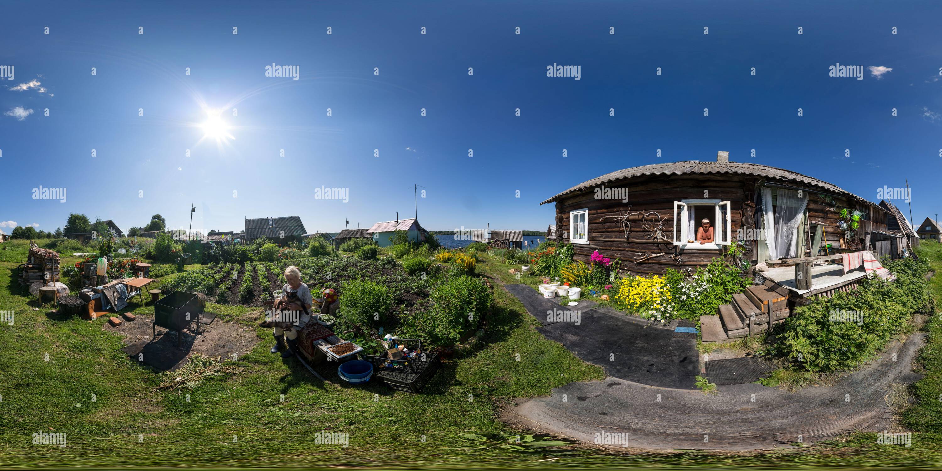 360 Grad Panorama Ansicht von Nahtloses, kugelförmiges 360-Grad-Panorama in einer gleicheckigen Projektion eines rustikalen Hauses mit einem alten Mann und einer Frau mit einer fetten Katze am Sommertag in Karelien