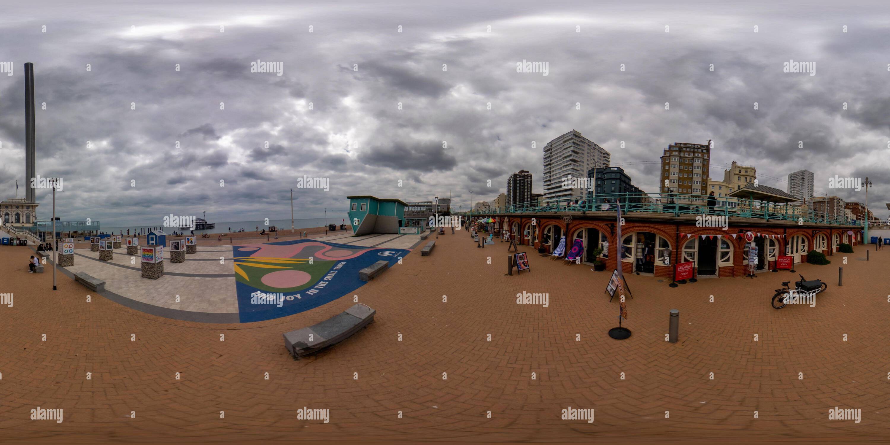 360 Grad Panorama Ansicht von Geschäfte am Brighton Beach wurden mit einer Kamera von 360 aufgenommen