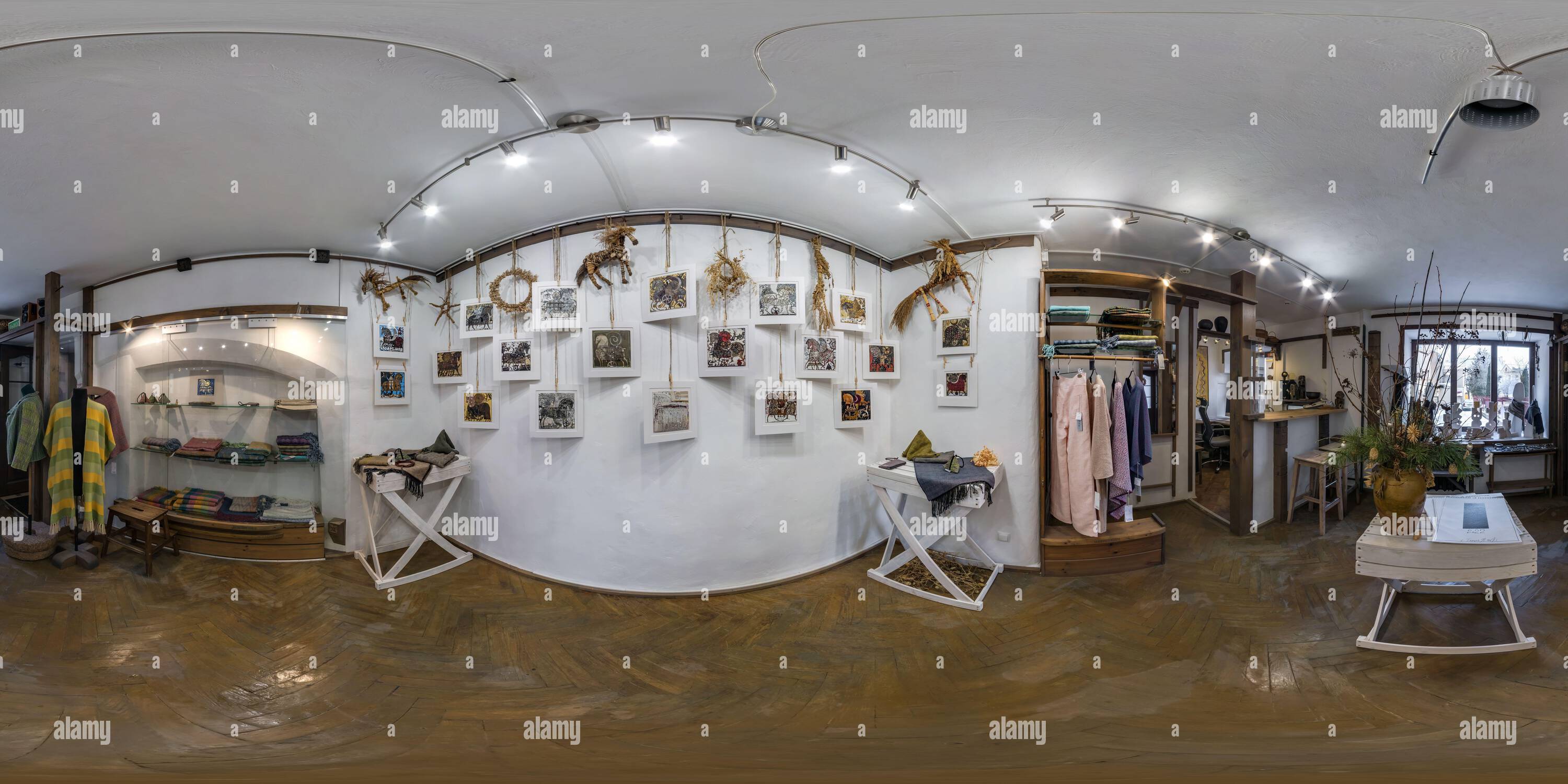 360 Grad Panorama Ansicht von MINSK, WEISSRUSSLAND - MAI, 2021: Sphärische nahtlose hdr 360 Panorama im Inneren des Mini-Shop von Kleidung mit Regalen Stoffe in Textilien Industriegüter