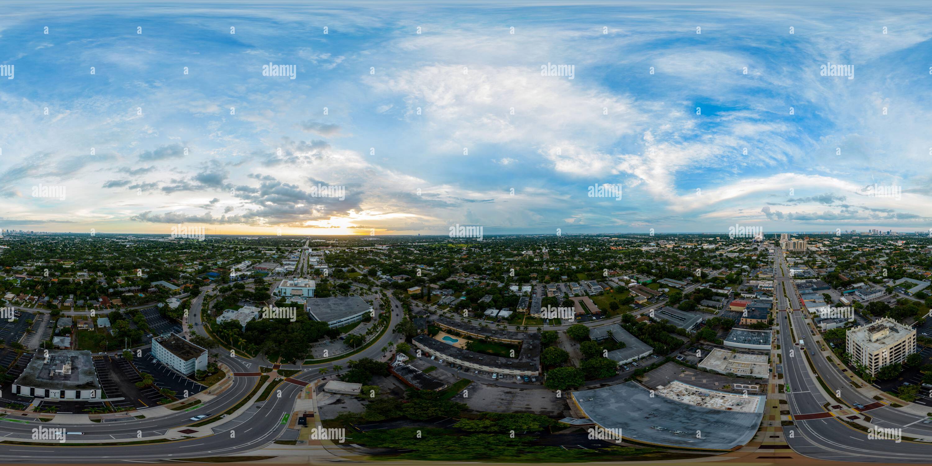 360 Grad Panorama Ansicht von Hollywood, FL, USA - 18. August 2022: Luftaufnahme der Drohne 360 City Hall Hollywood FL USA