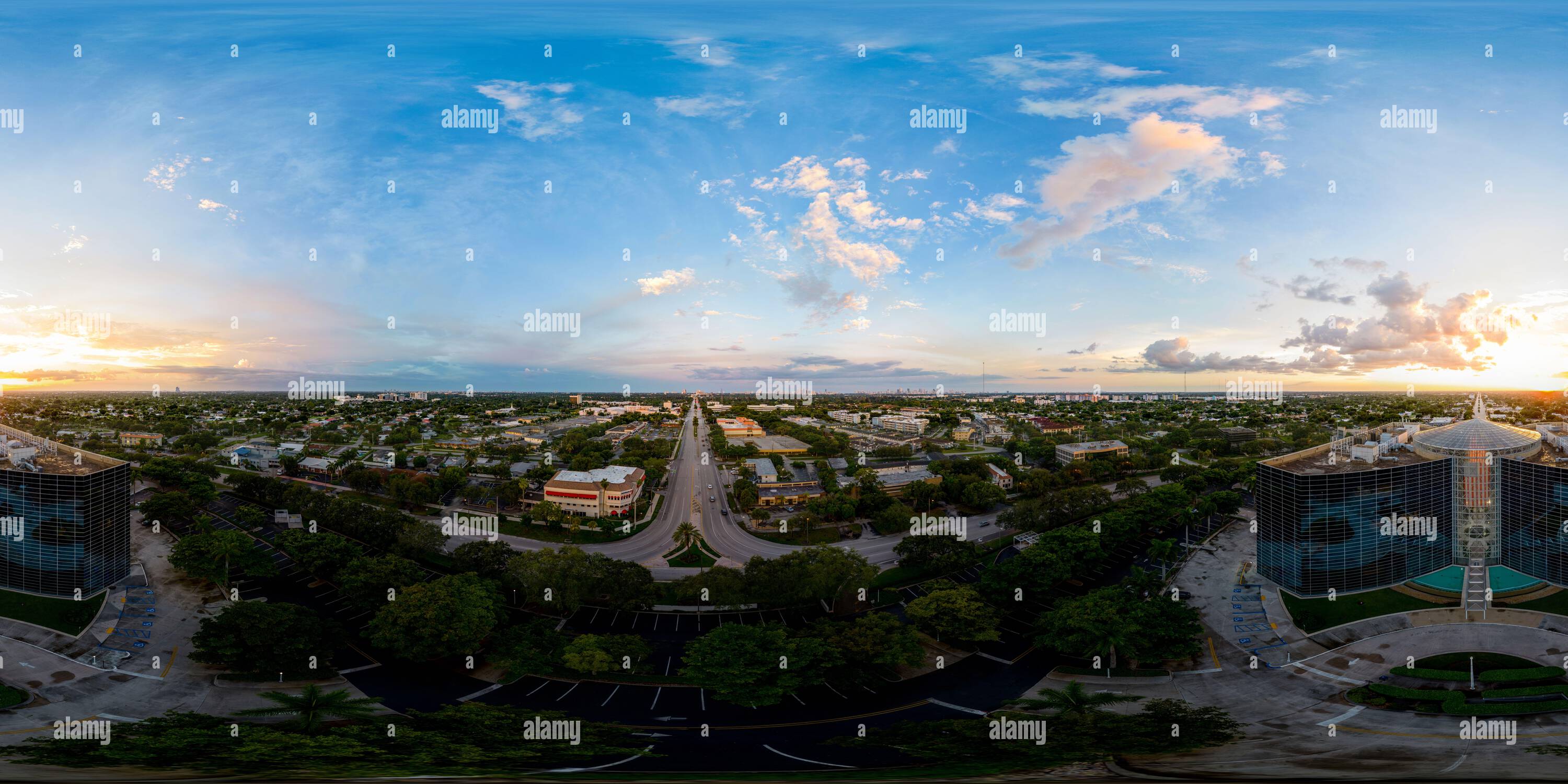 360 Grad Panorama Ansicht von Hollywood, FL, USA - 18. August 2022: Luftaufnahme der Drohne 360 Regus Hollywood Presidential Circle bei Sonnenuntergang