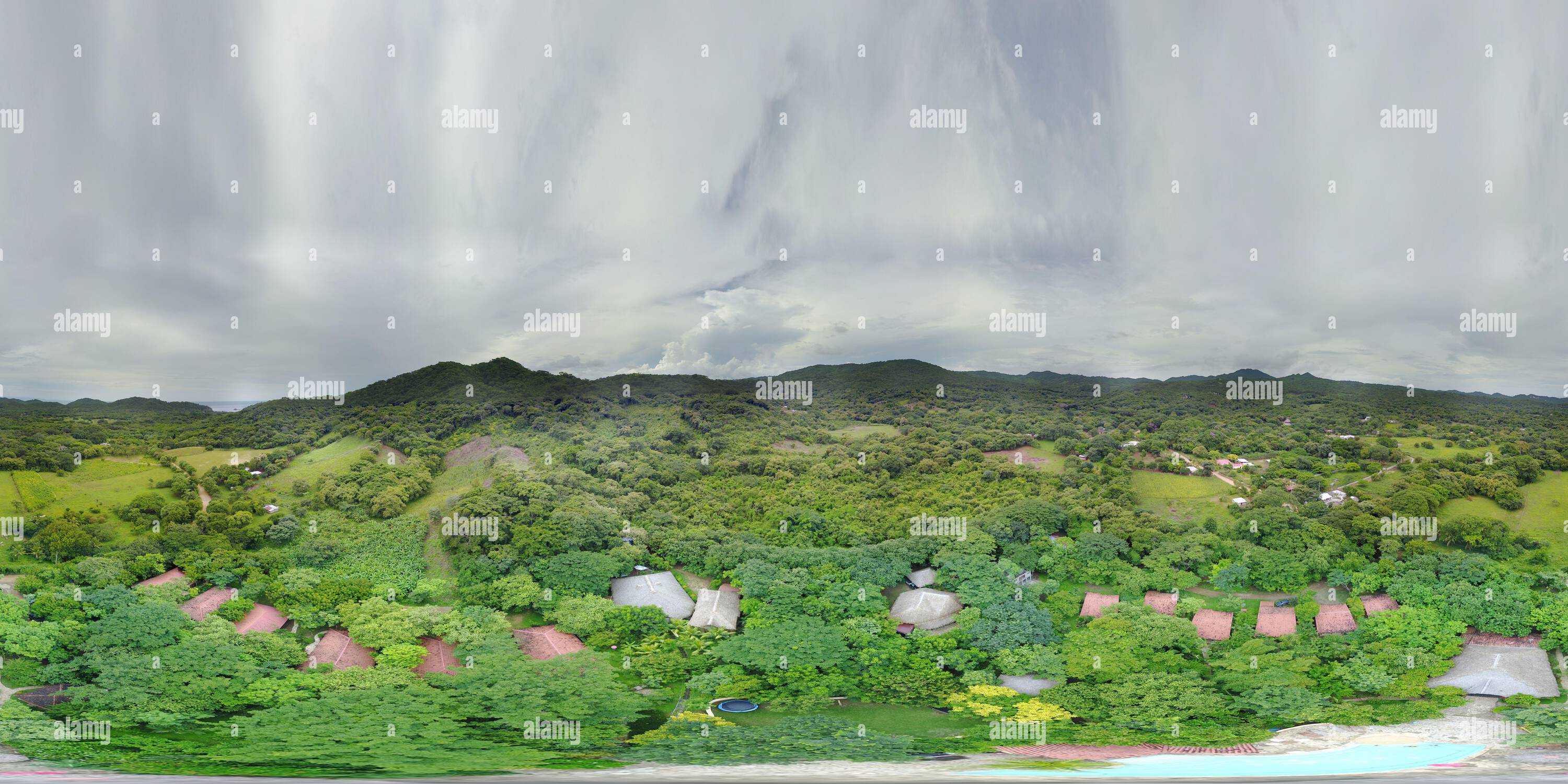 360 Grad Panorama Ansicht von 360 VR-Panoramablick auf tropischen Wald Resort mit Pool Luftdrohne Ansicht