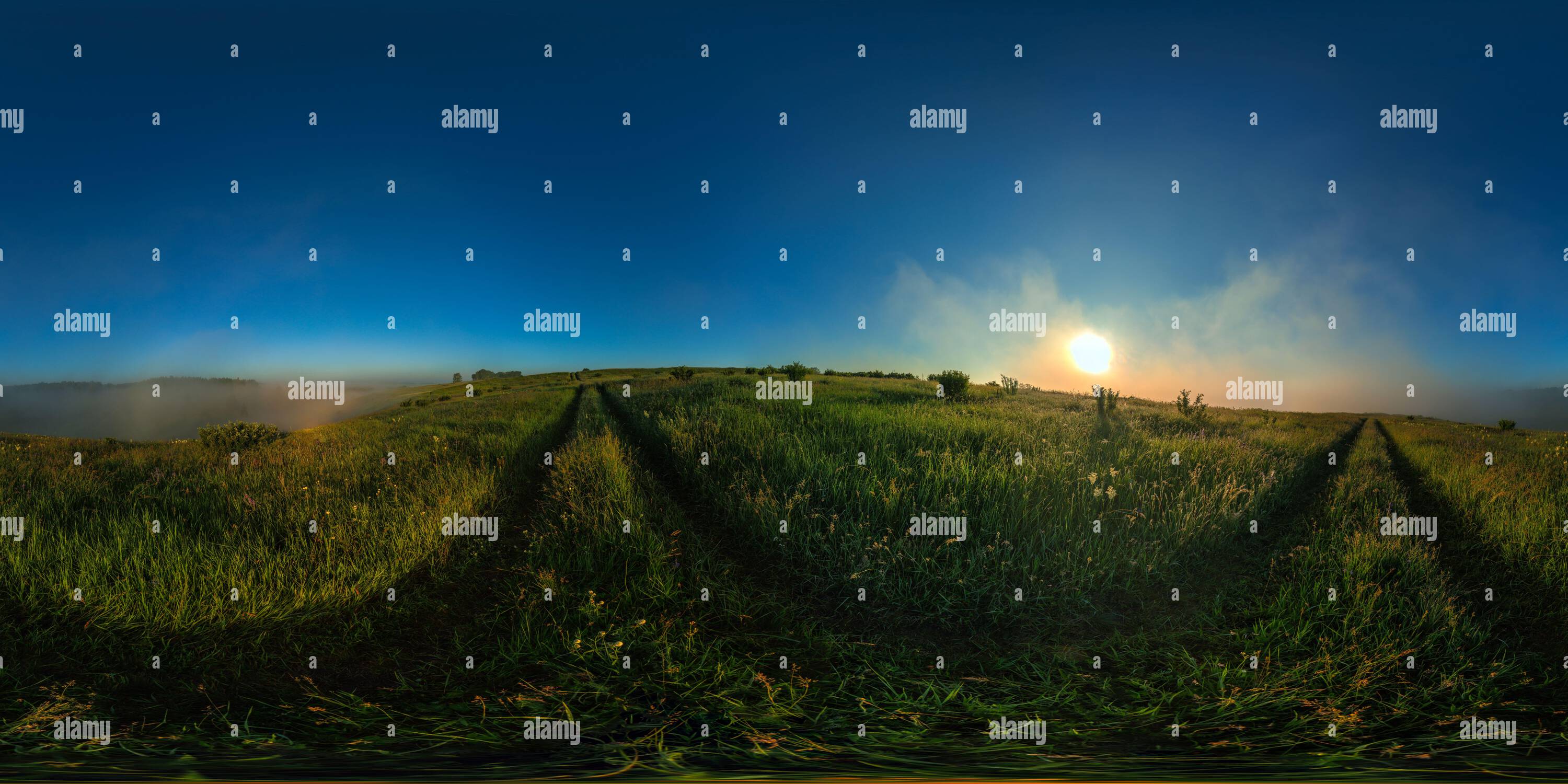 360 Grad Panorama Ansicht von 360 durch 180 nahtlose Grad voll kugelförmiges Panorama der nebligen Sommermorgenwiese in eqirechteckige Projektion