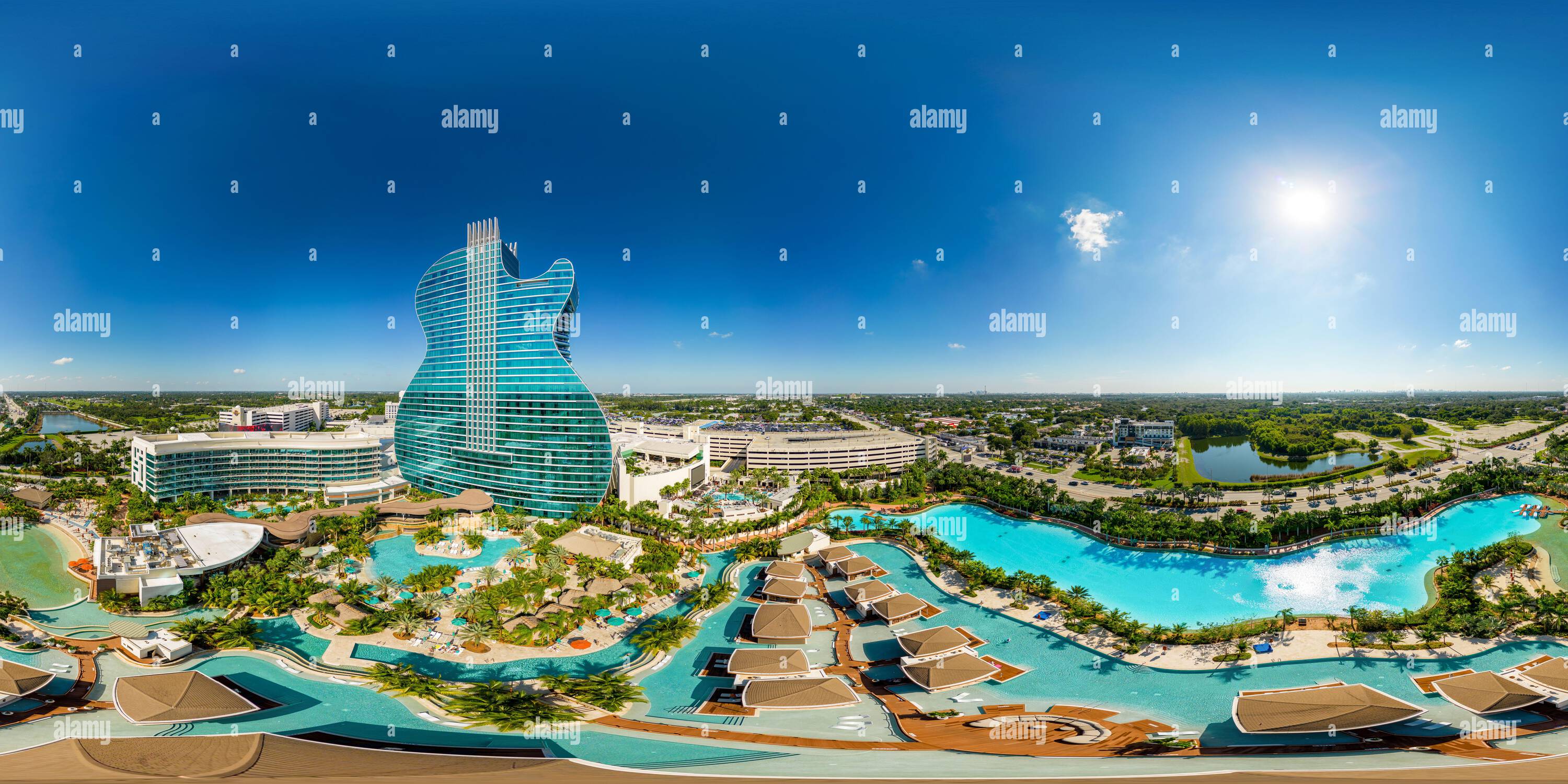 360 Grad Panorama Ansicht von Hollywood, FL, USA - 23. September 2022: Antennenanlage 360 sphärisch equiprechteckiges Panorama Hard Rock Casino Oasis Tower gitarrenförmiges Hotel