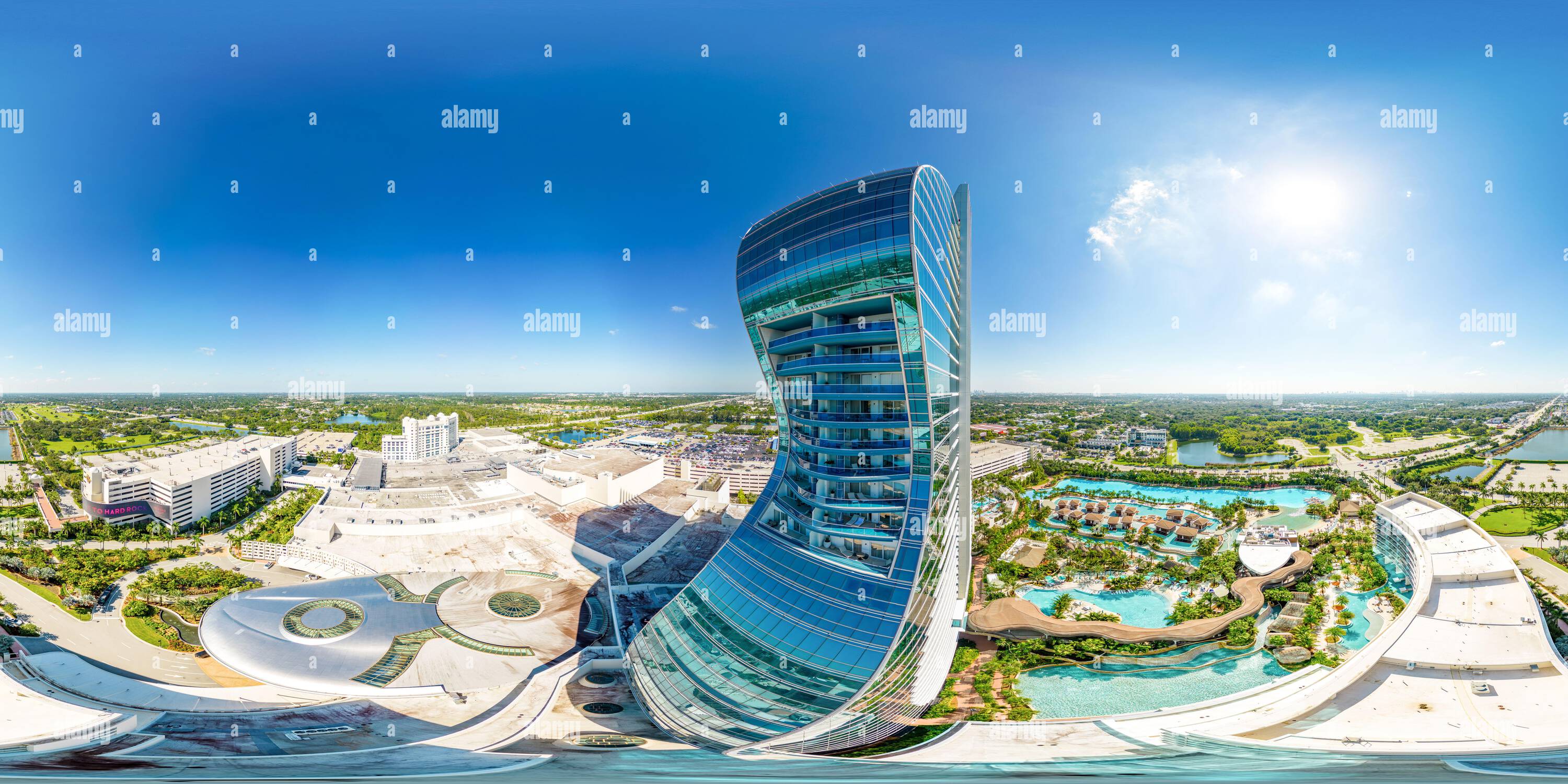 360 Grad Panorama Ansicht von Hollywood, FL, USA - 23. September 2022: Antennenanlage 360 sphärisch equiprechteckiges Panorama Hard Rock Casino Oasis Tower gitarrenförmiges Hotel