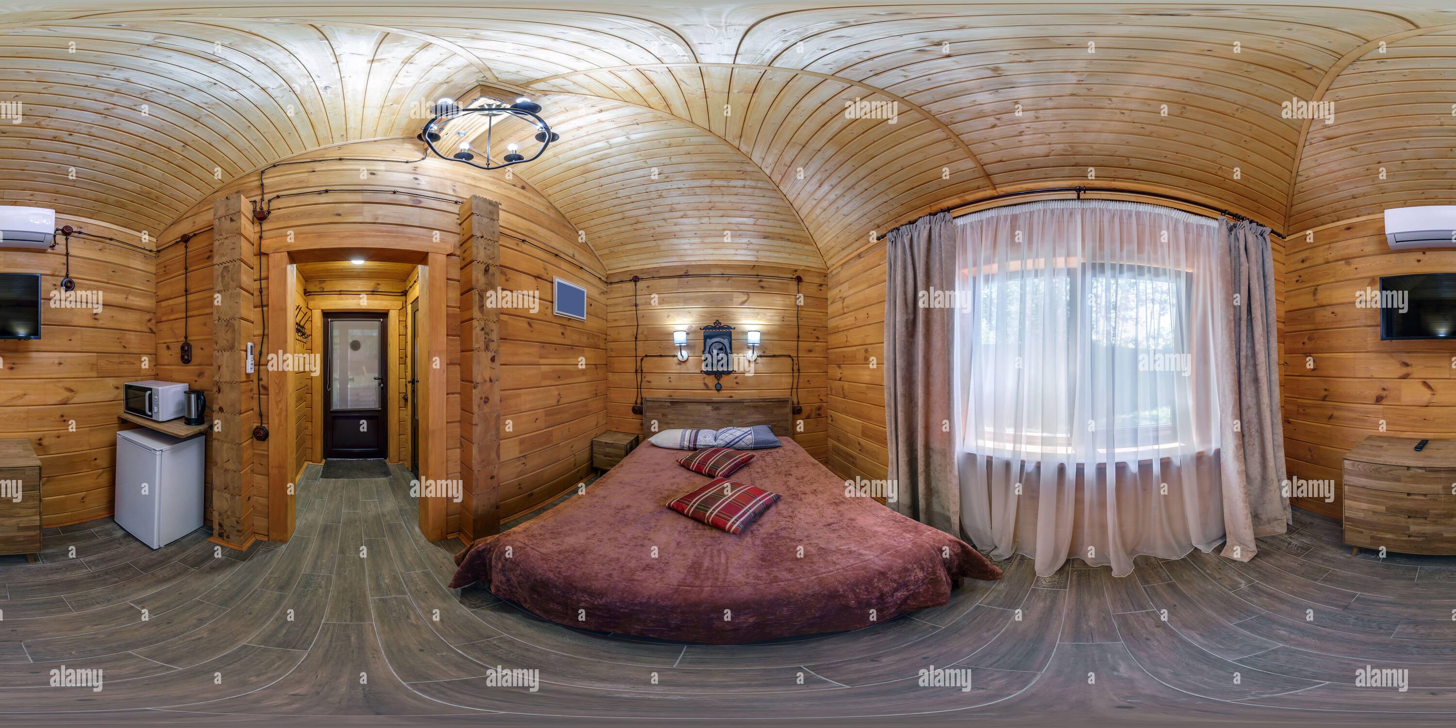 360 Grad Panorama Ansicht von 360 hdri Panorama im Innenraum des Holzschlafzimmers im rustikalen Stil in Appartements mit tv, Kühlschrank und Mikrowelle in äquirequeckiger Projektion