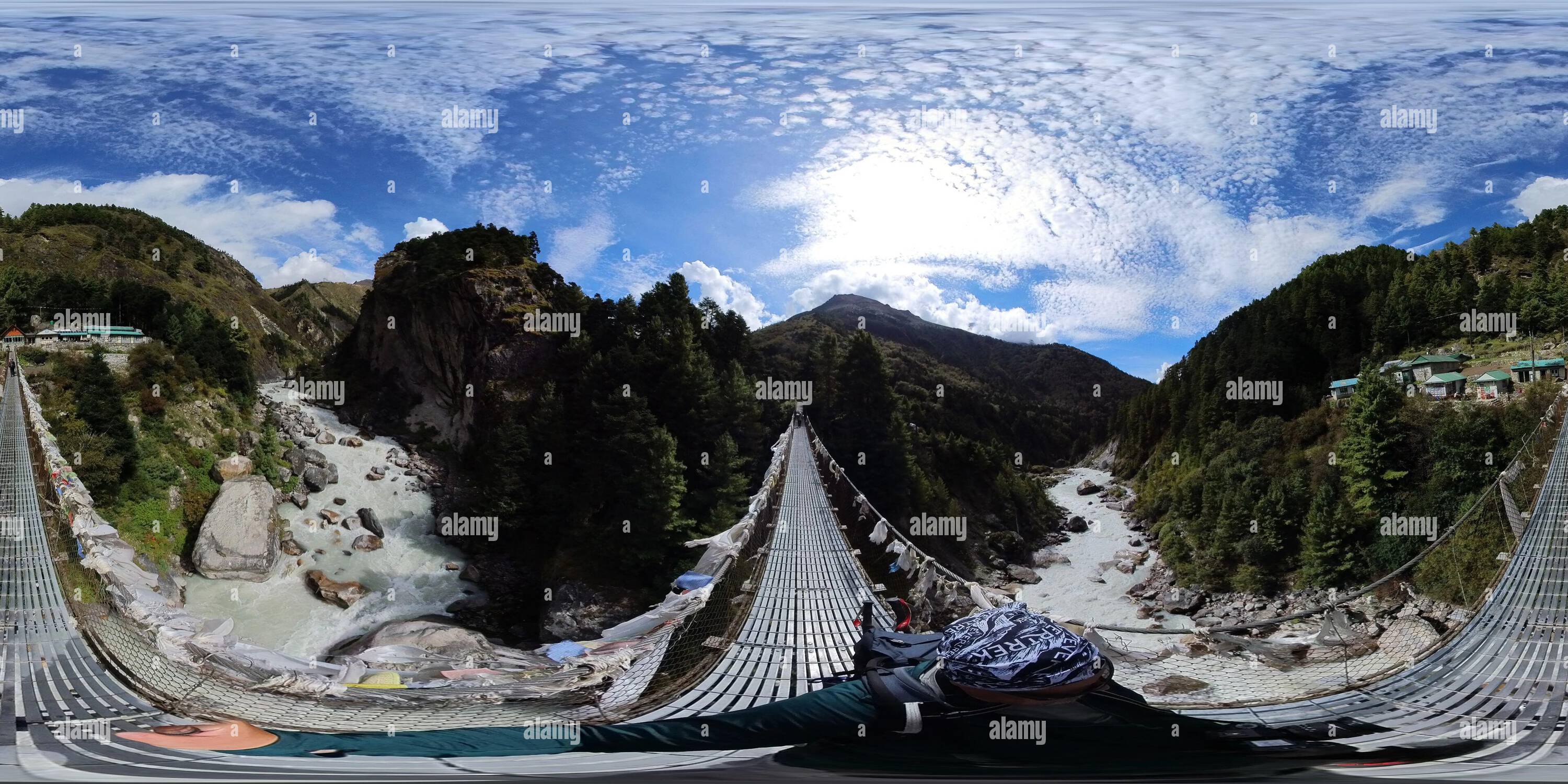 360 Grad Panorama Ansicht von 360-Grad-Ansicht der Hängebrücke auf dem Weg zum Mount Everest Base Camp