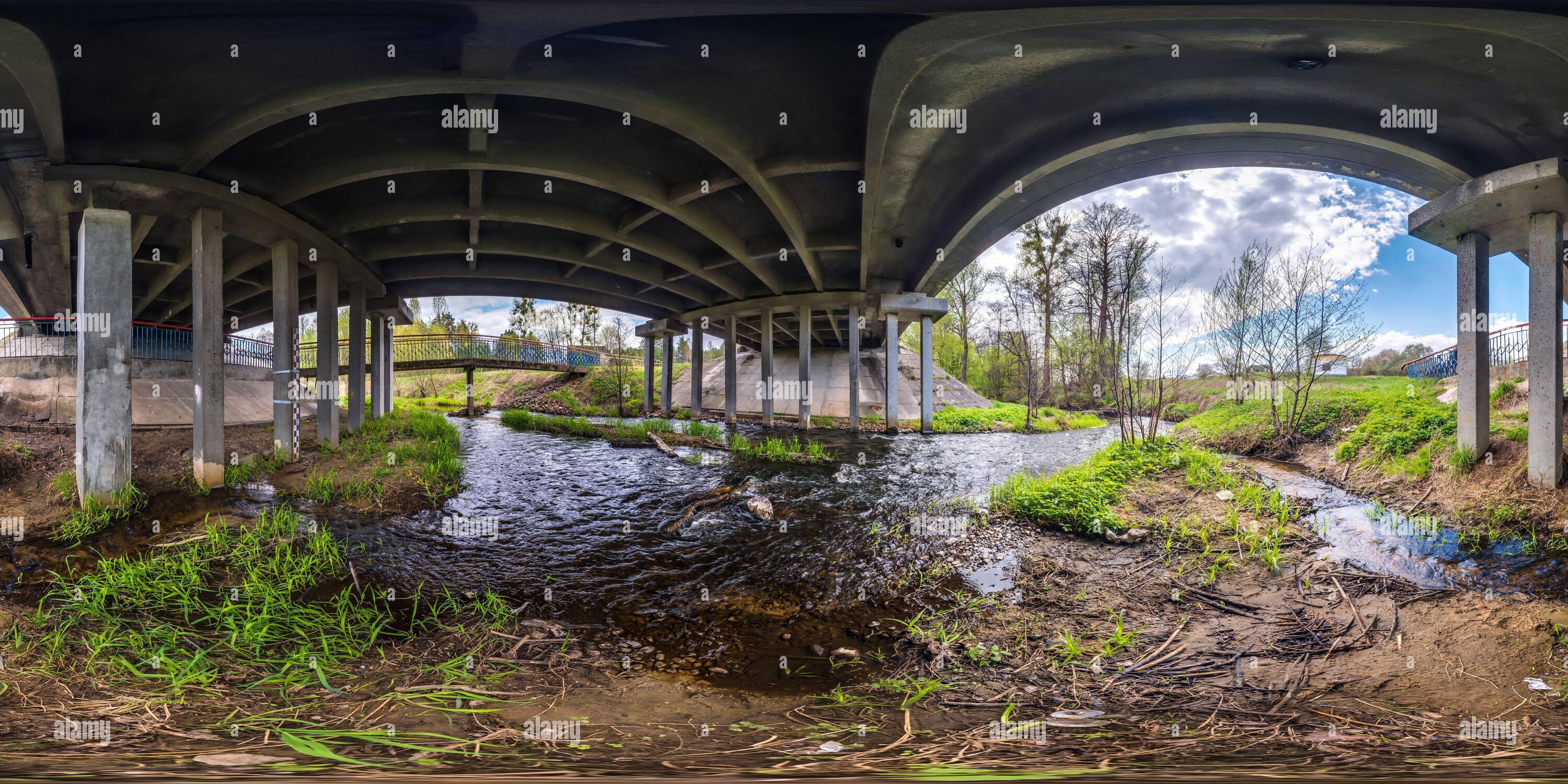 360 Grad Panorama Ansicht von Full hdri 360 Panorama unter Betonbrücke mit Säulen über kleinen Fluss in nahtloser sphärischer, gleicheckiger Projektion. VR AR-Inhalt,