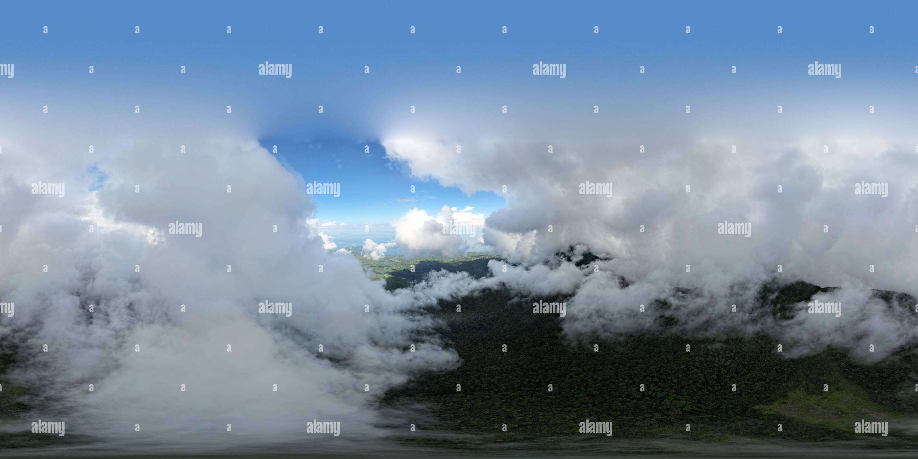 360 Grad Panorama Ansicht von 360 vr-Foto von Mombacho Vulkan Luftdrohne mit Wolken