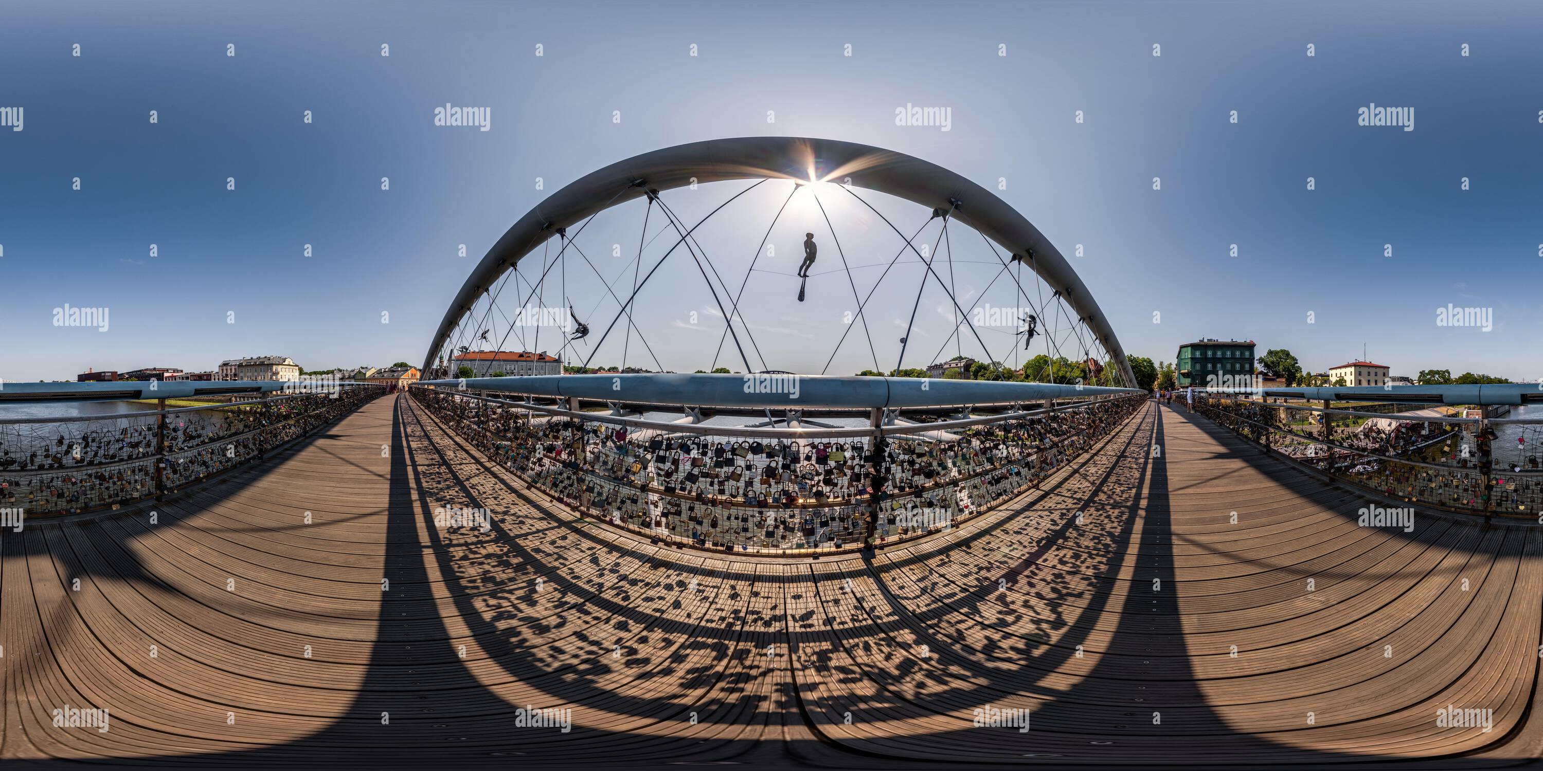 360 Grad Panorama Ansicht von Rundum-Panoramablick Hdri 360 auf der hölzernen Fußgängerbrücke mit Denkmälern von Akrobaten über dem breiten Fluss in rechteckiger Pr