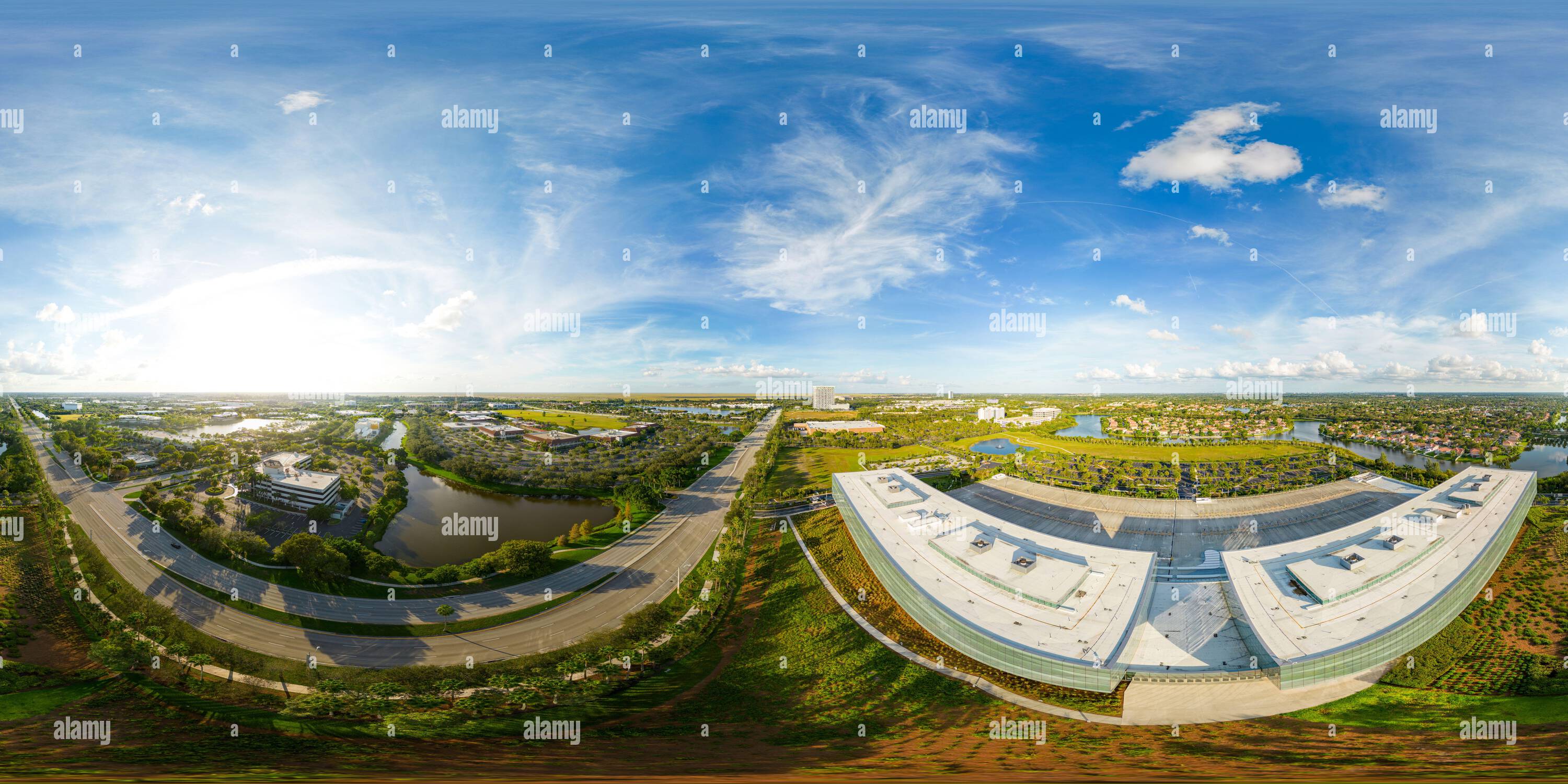 360 Grad Panorama Ansicht von Sunrise, FL, USA - 28. November 2022: Aerial 360 photo American Express Buil;ding Sunrise FL