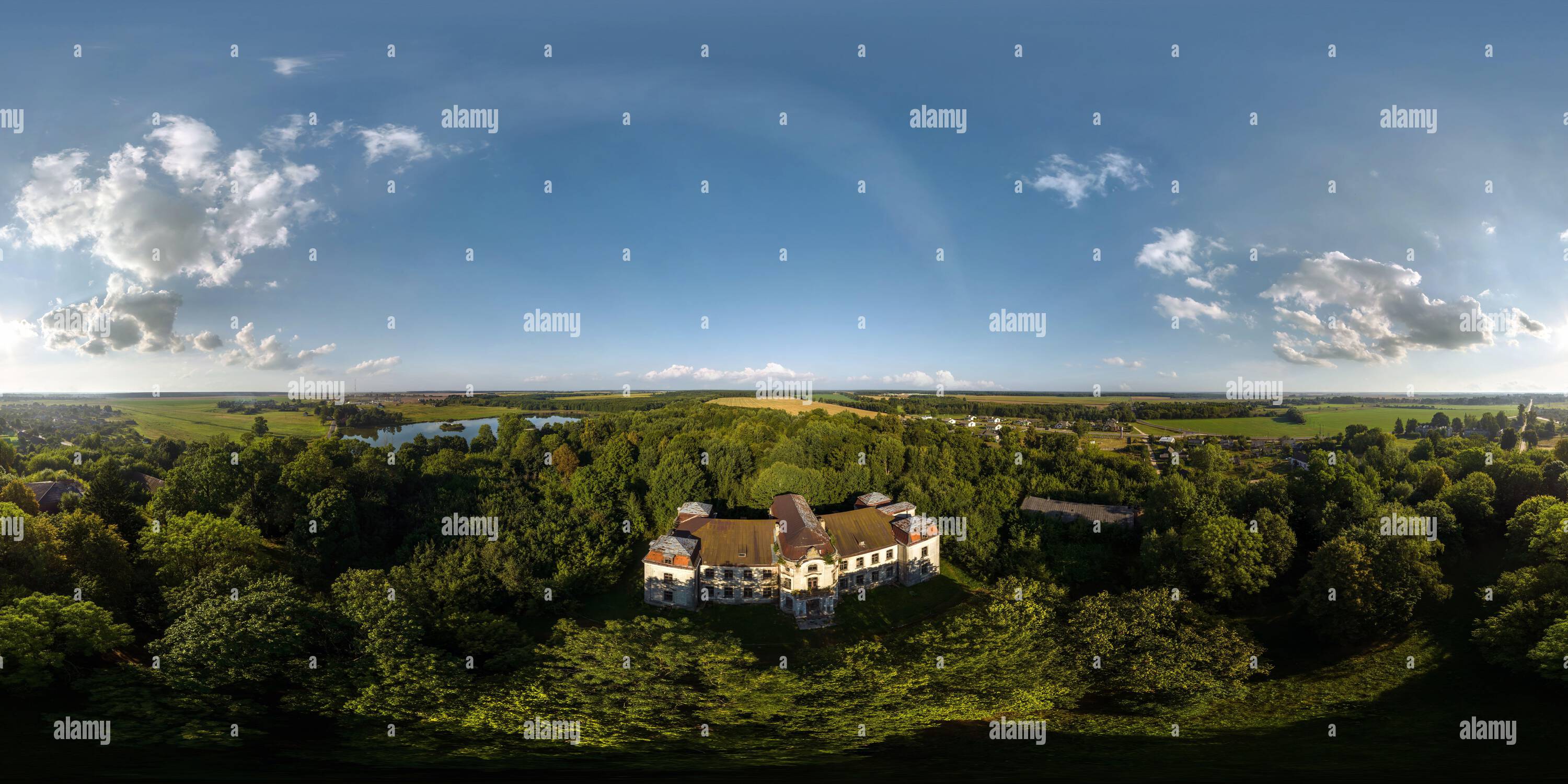 360 Grad Panorama Ansicht von Luftaufnahme vollständiges, nahtloses, sphärisches 360-Panorama über alte, verlassene mittelalterliche Burg in rechteckiger Projektion, bereit für Virtual-Reality-VR AR