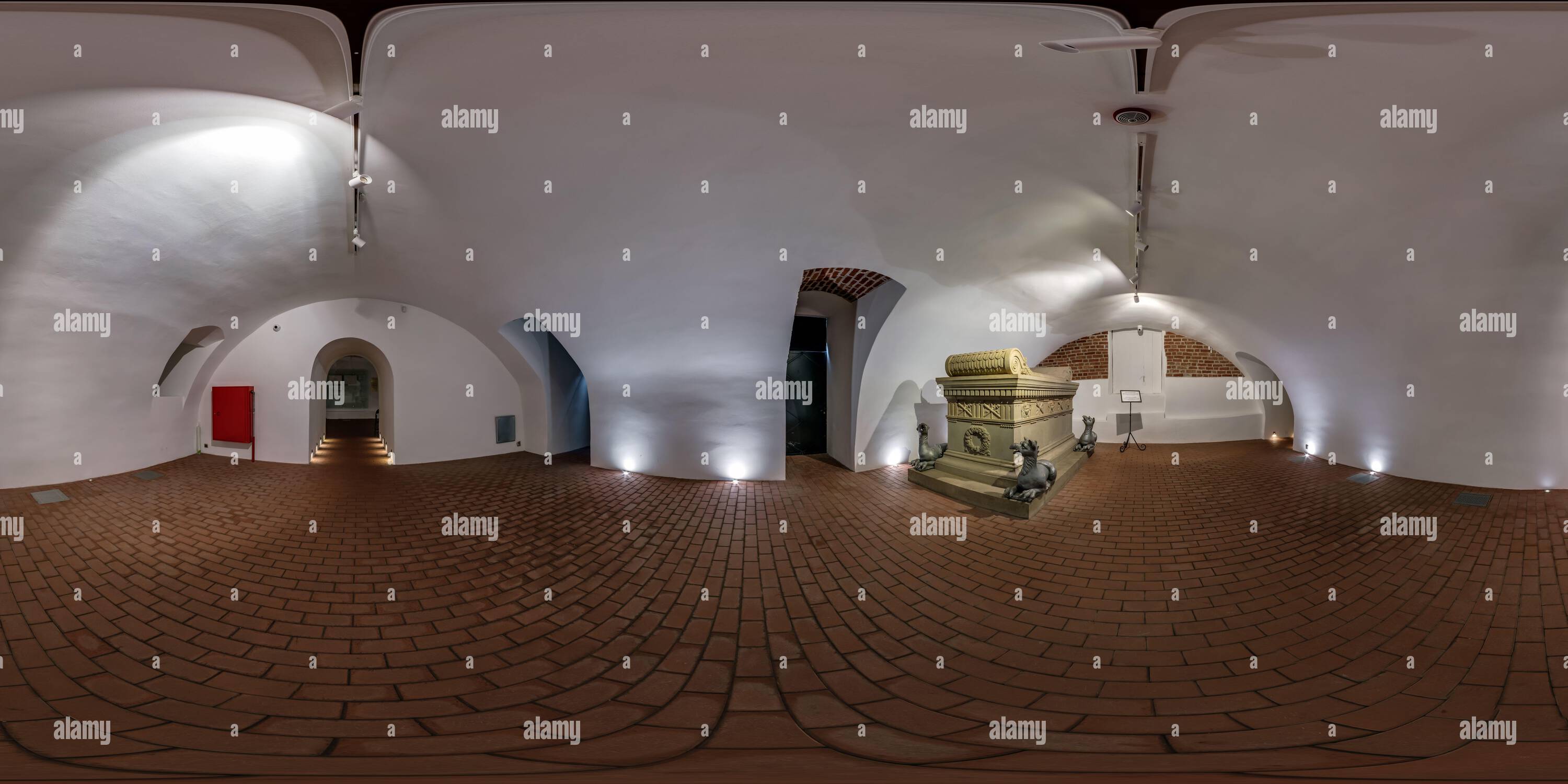 360 Grad Panorama Ansicht von Nahtloser Hdri 360 Panorama Neargranitgräber Sarkophag im Bogenverlies in rechteckiger Projektion,