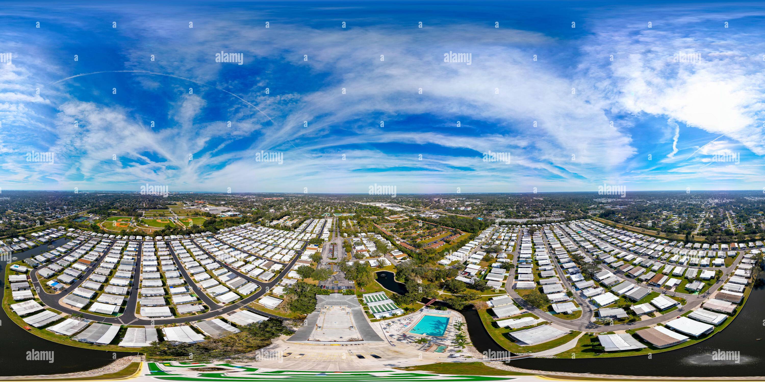 360 Grad Panorama Ansicht von Aerial Drohne 360 äquirechteckiges kugelförmiges Panorama Mobile Heim Wohnwagen Park Sarasota Florida USA