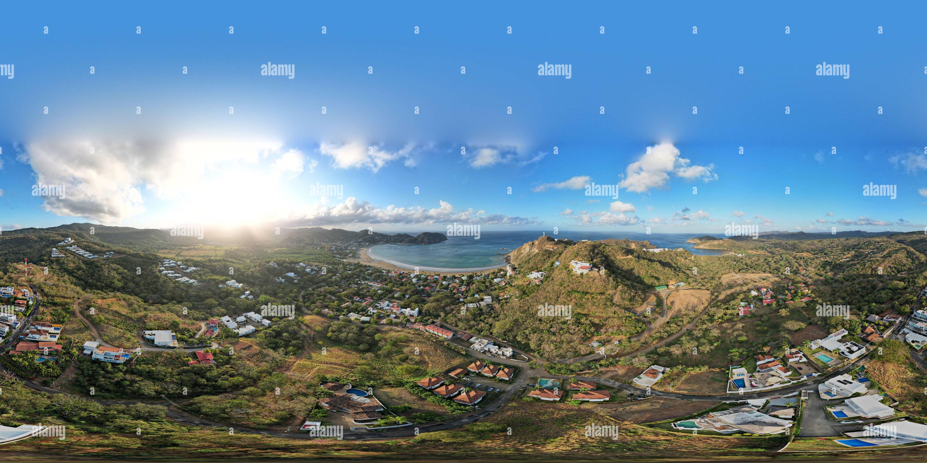 360 Grad Panorama Ansicht von 360 vr Luftdrohne Panorama von San Juan Del Sur bei hellem Sonnenuntergang, goldenem Licht