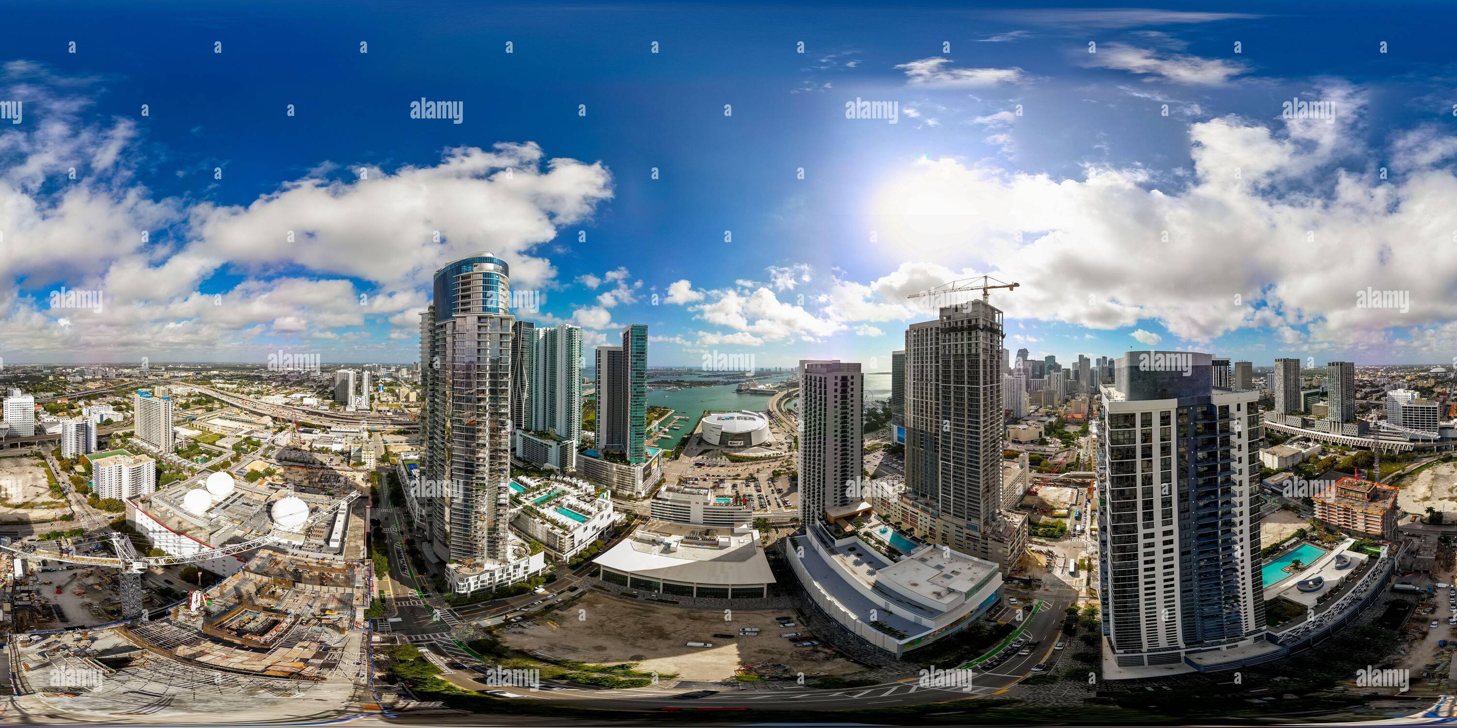 360 Grad Panorama Ansicht von Miami, FL, USA - 9. Februar 2023: 360 Panorama Downtown Miami Hochhäuser mit Hafen- und Biscayne-Blick. Bild mit Drohne aufgenommen. In Die Innenstadt