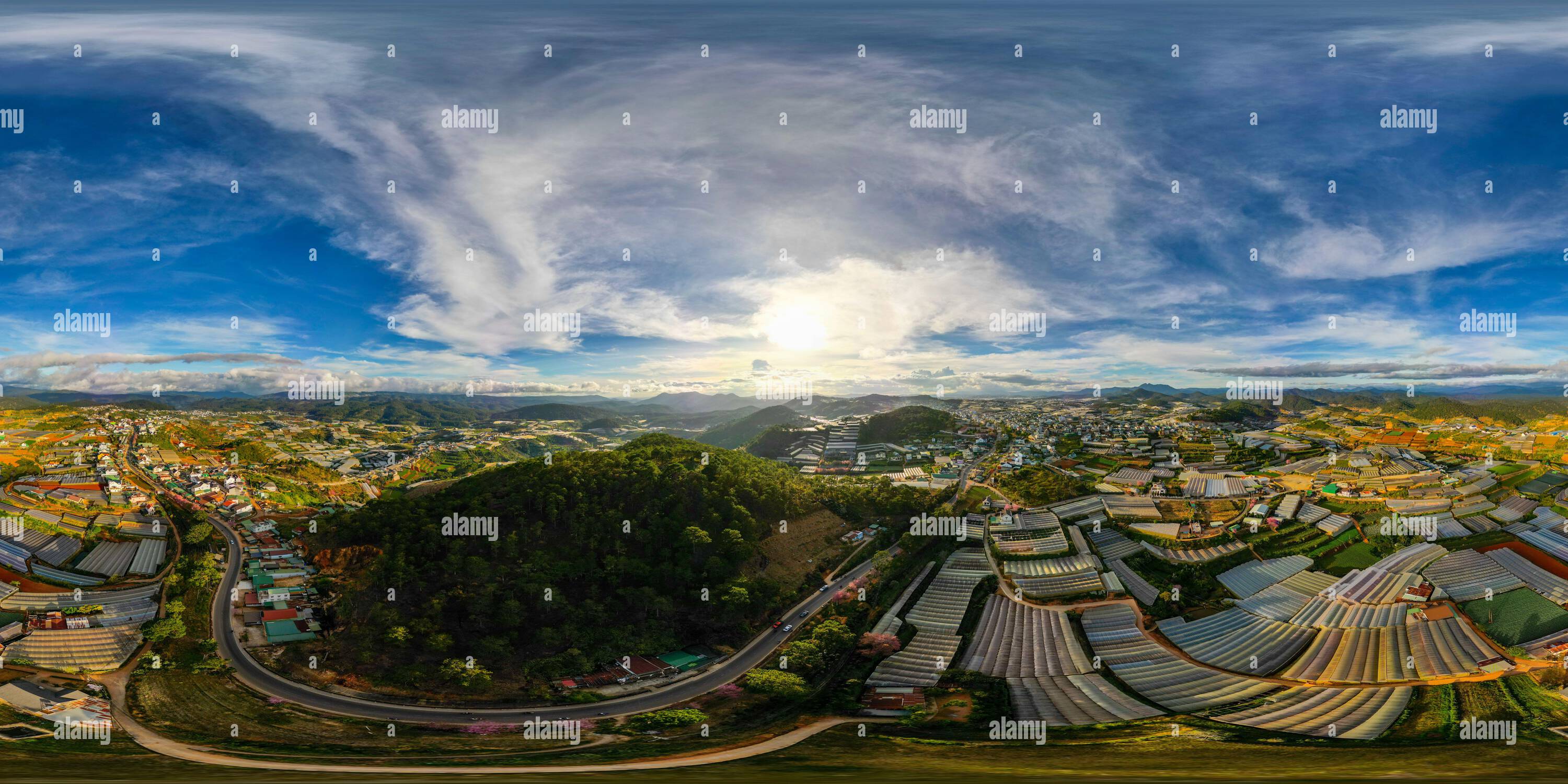 360 Grad Panorama Ansicht von 360 Panorama der atemberaubenden Skyline der Berge in Da Lat City, Vietnam: Ein atemberaubender Blick auf die Stadt und die majestätischen Berge unter dem blauen Himmel